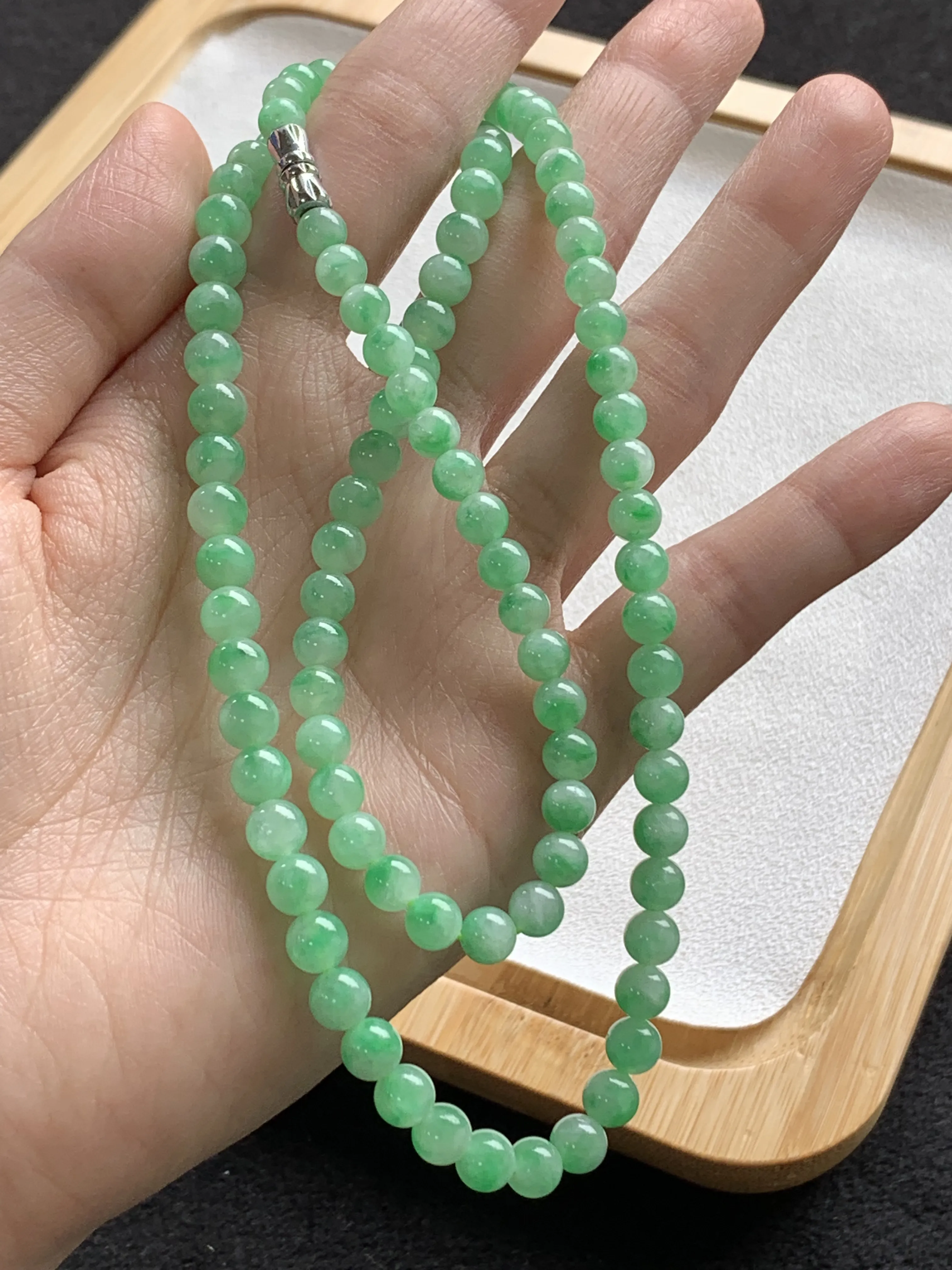 糯冰胶甜绿翡翠珠链项链，尺寸：5.2-5.7mm/98颗，自然光实拍，A08C207