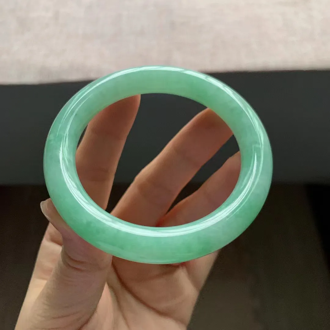 冰润飘绿圆条翡翠手镯，尺寸:55.4-10.2-9mm，无纹裂，适合55-56圈口。