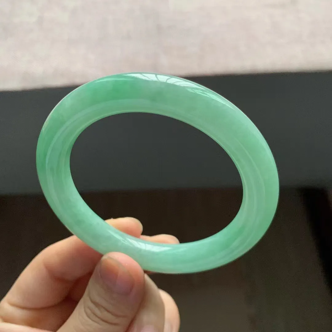 冰润飘绿圆条翡翠手镯，尺寸:55.4-10.2-9mm，无纹裂，适合55-56圈口。