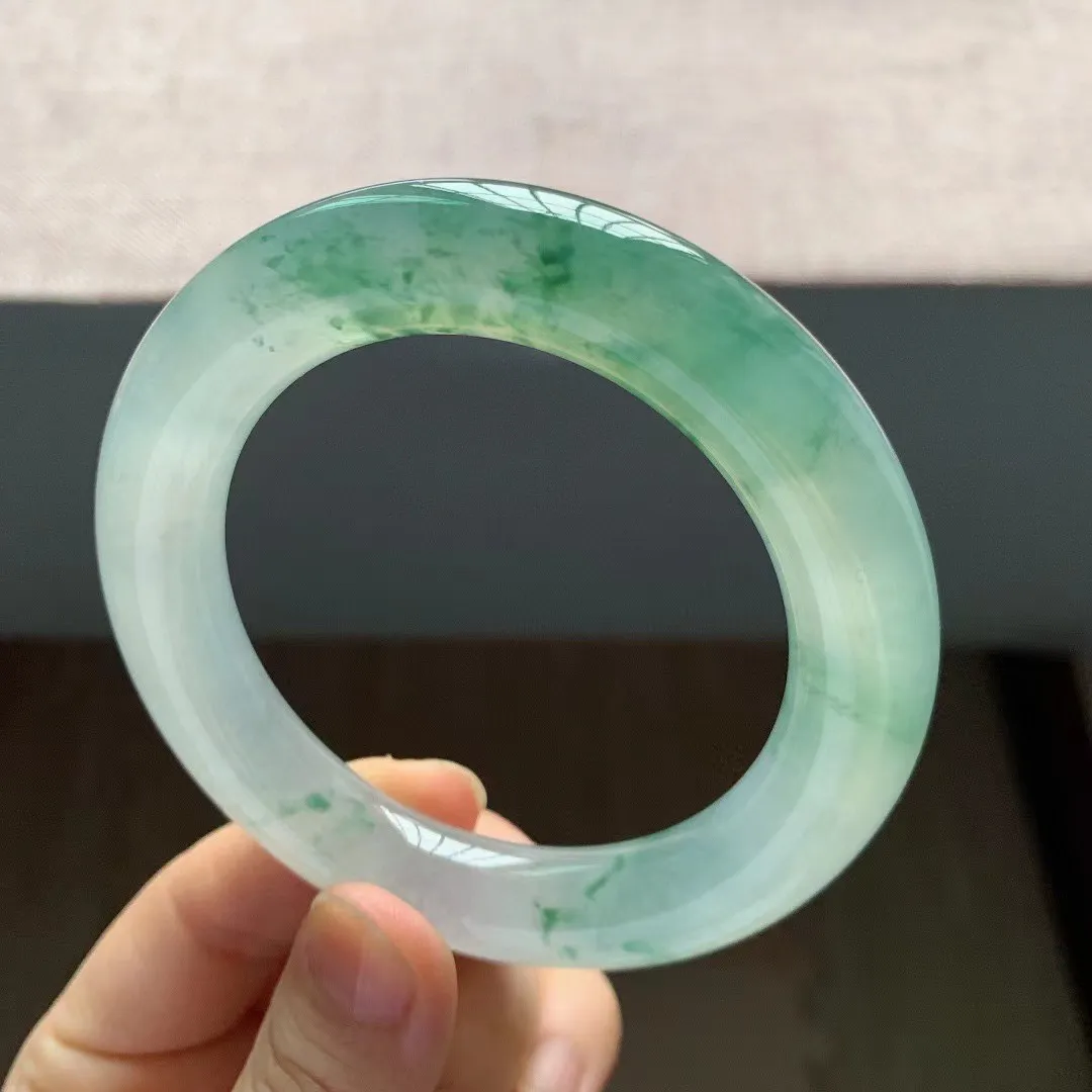 冰种飘绿花胖圆条翡翠手镯，尺寸:57.2-11.7-12.3mm，无纹裂，适合57-58圈口。