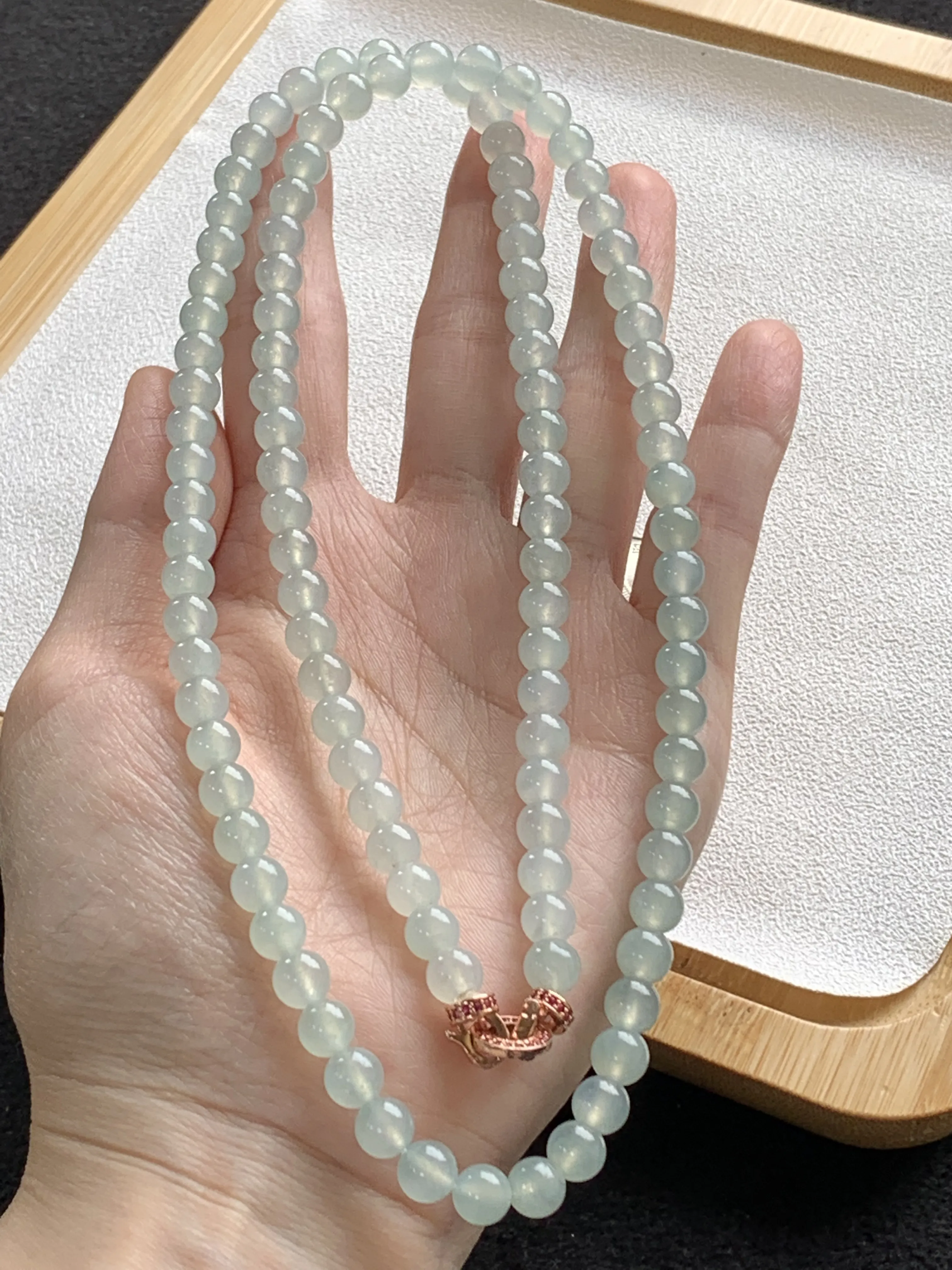冰胶晴底翡翠珠链项链，尺寸：6.4-6.5mm/108颗，自然光实拍，质地细腻，A027C2038