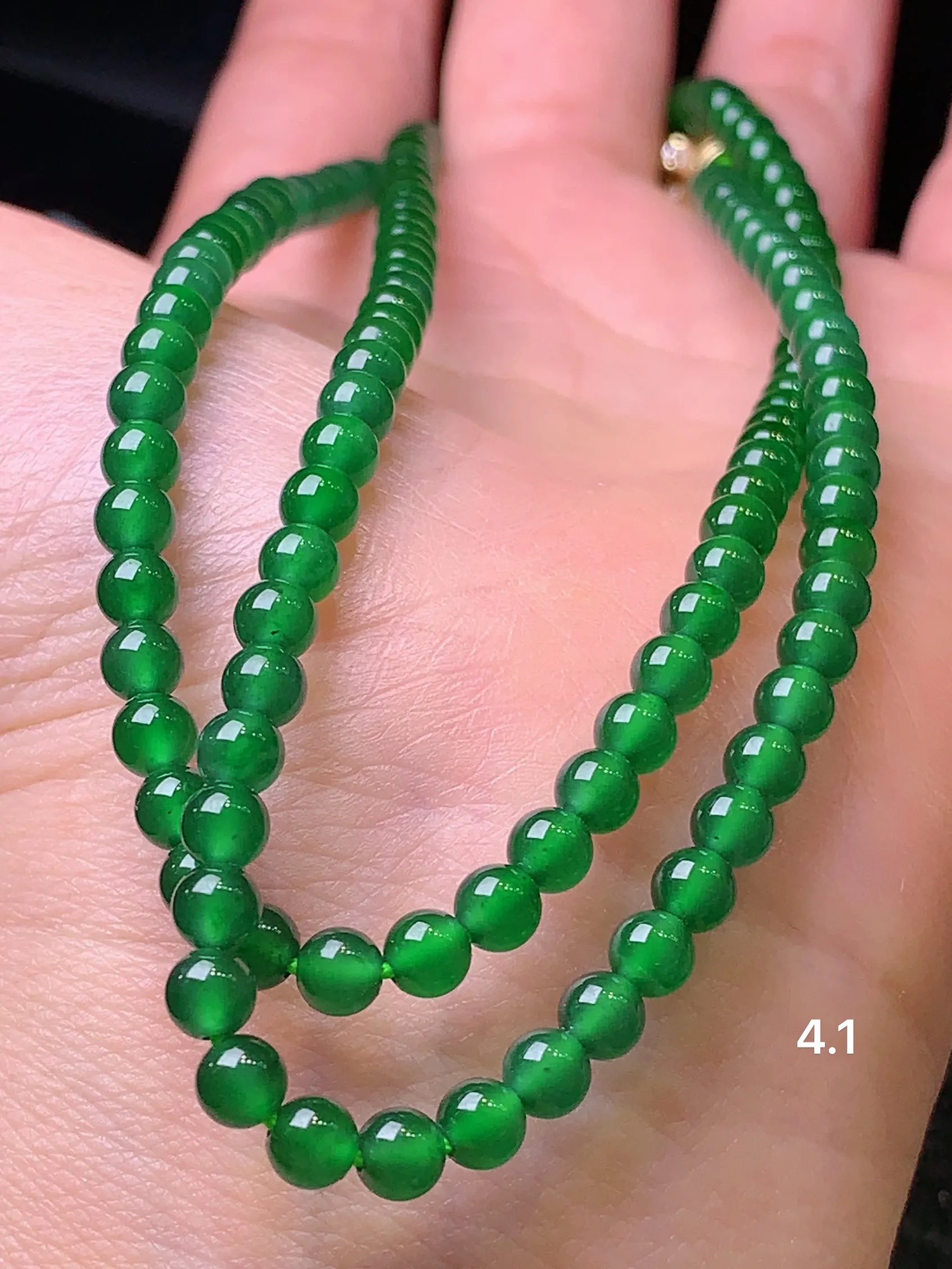 满绿圆珠项链 玉质细腻   色泽艳丽 圆润饱满 款式新颖时尚精美 取一尺寸4.1