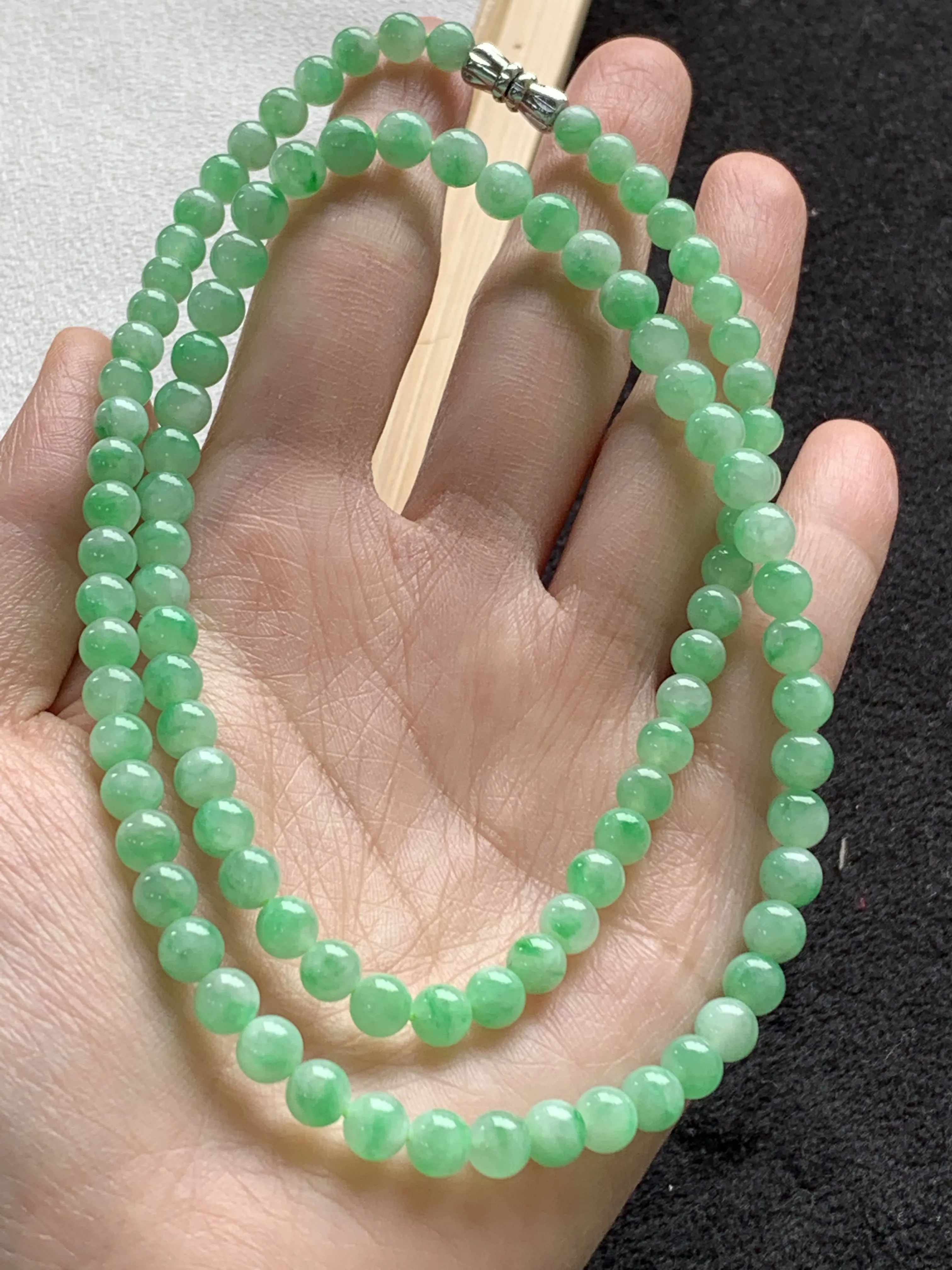糯冰胶甜绿翡翠珠链项链，尺寸：5.2-5.7mm/98颗，自然光实拍，A08C207