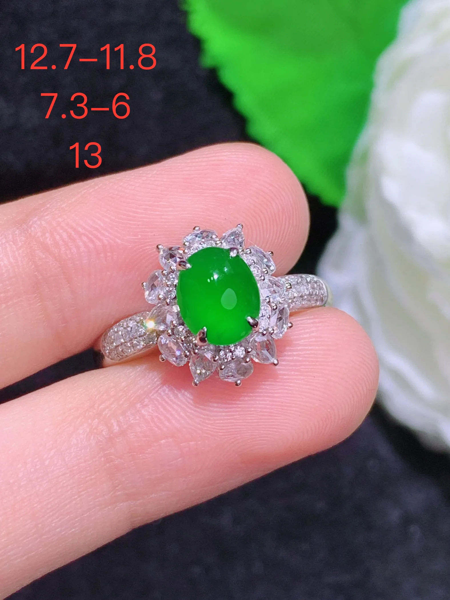 满绿蛋面戒指，18k金镶嵌，冰润细腻，佩戴效果出众，整体尺寸：12.7-11.7