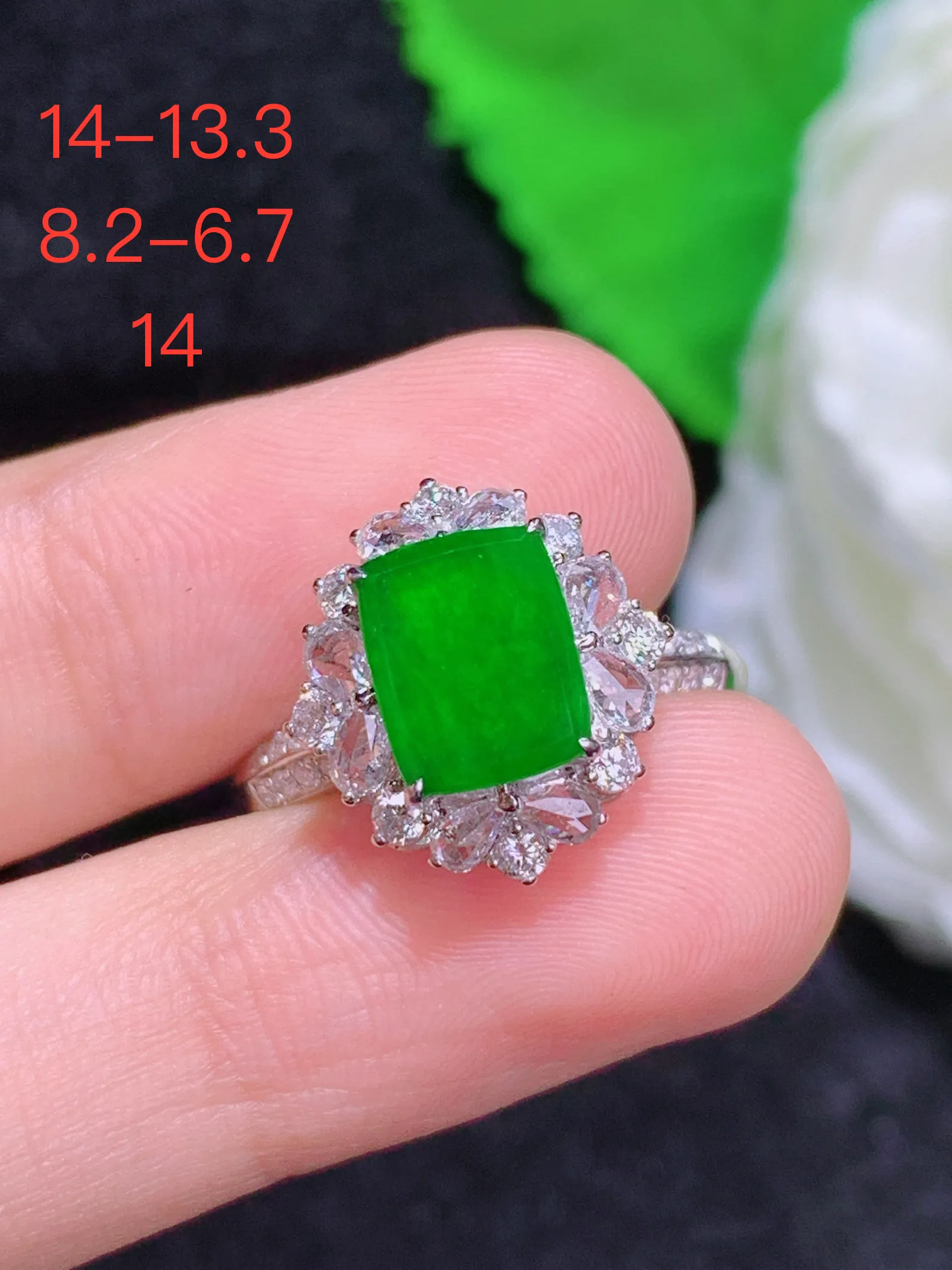 满绿无事牌戒指，18k金镶嵌，冰润细腻，佩戴效果出众，整体尺寸：14-13.3