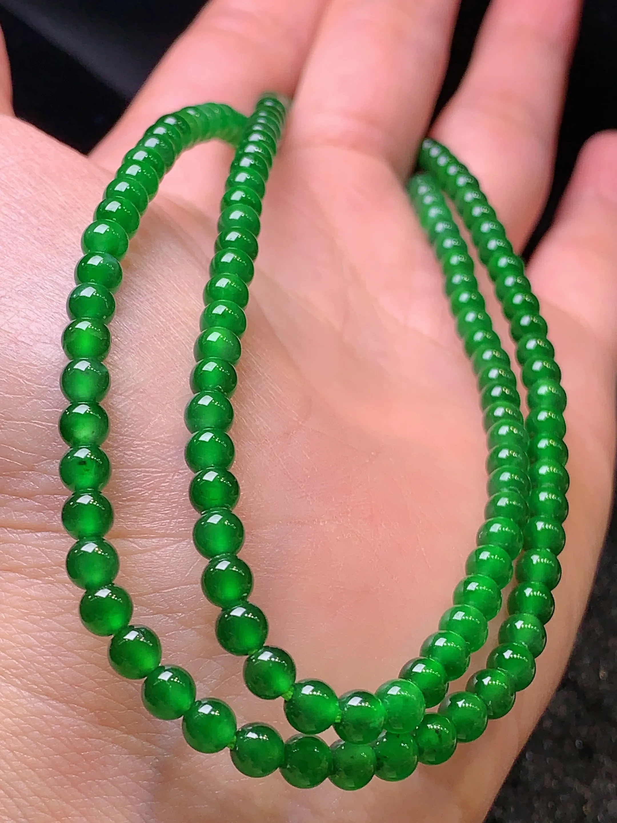 满绿圆珠项链 玉质细腻   色泽艳丽 圆润饱满 款式新颖时尚精美 取一尺寸4.2