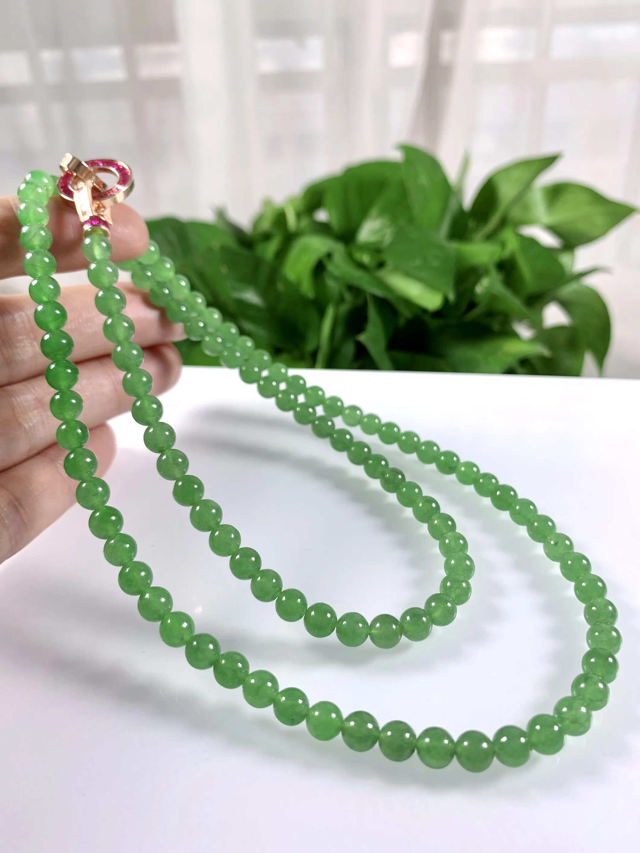 收藏级别，缅甸天然翡翠A货，高冰阳绿冰绿圆珠项链，尺寸：6.2mm/108颗，长度660mm，重量：