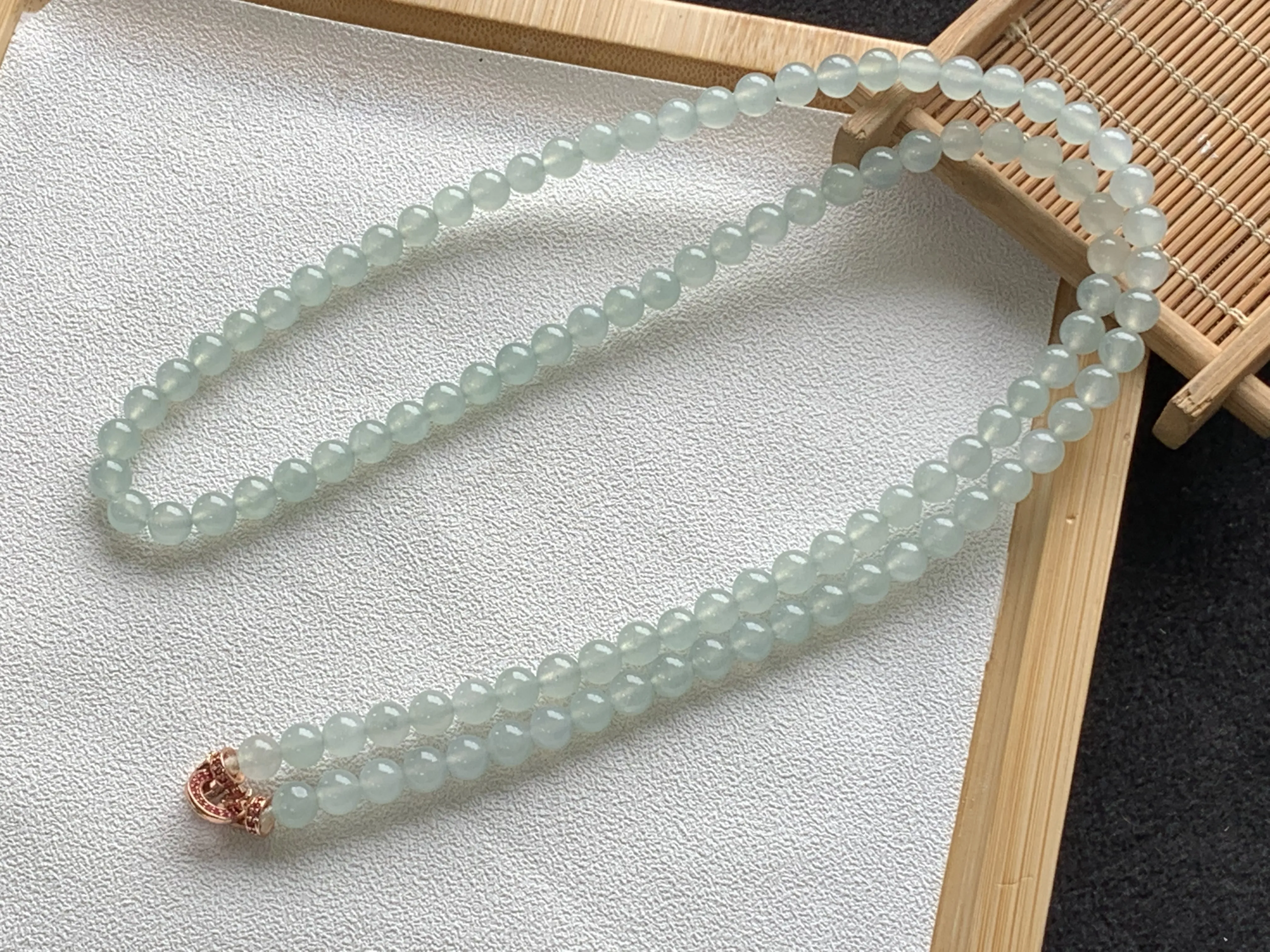 冰胶晴底翡翠珠链项链，尺寸：6.4-6.5mm/108颗，自然光实拍，质地细腻，A027C2038