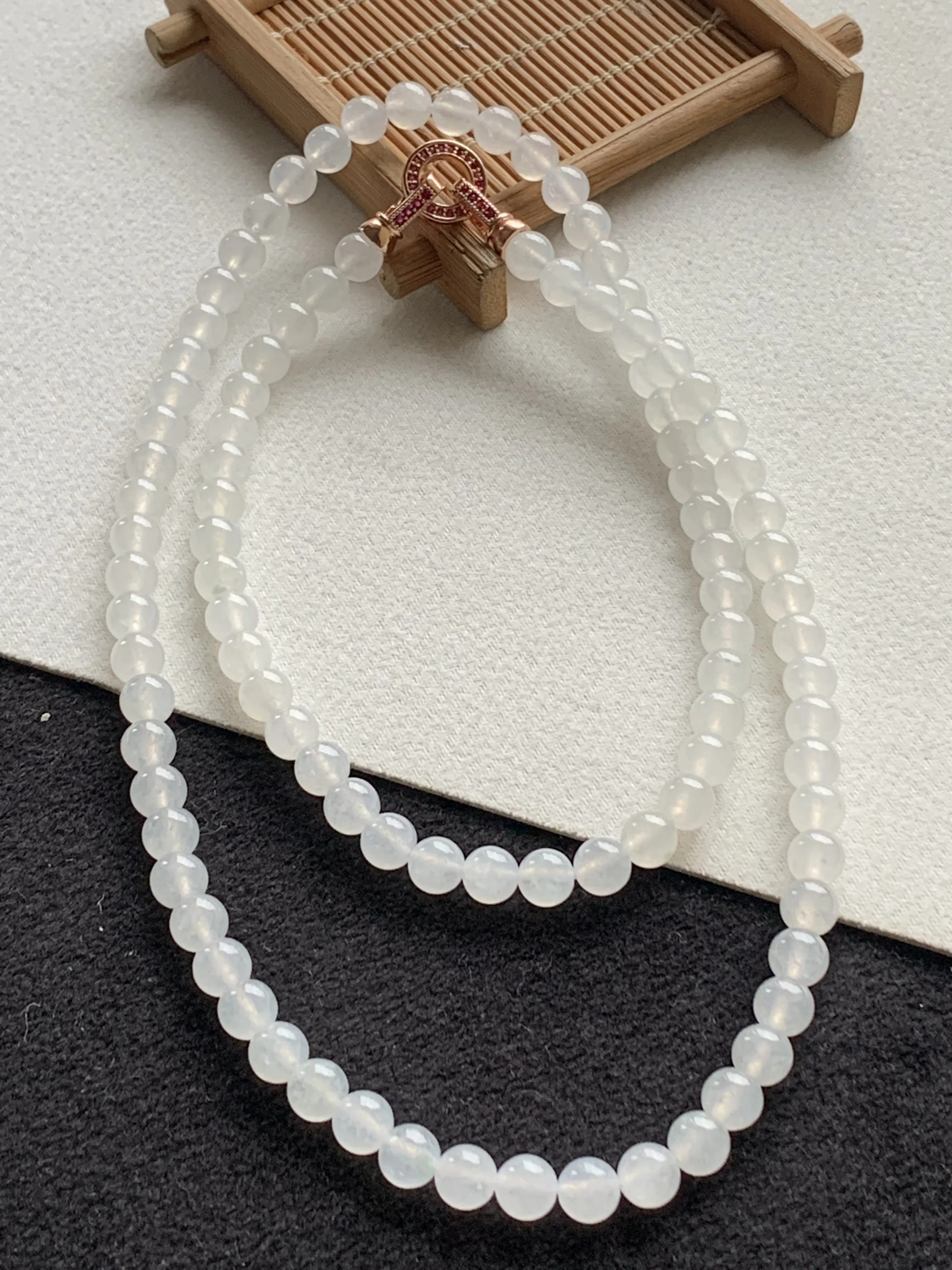 冰胶白月光翡翠珠链项链，尺寸：6.6-6.8mm/98颗，自然光实拍，A089C203