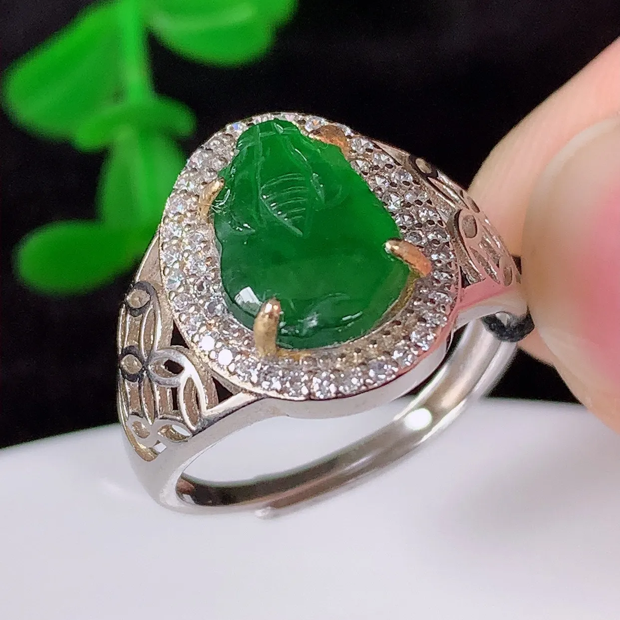 冰透满绿翡翠925银镶嵌貔貅戒指，自然光实拍，翠色灵动，颜色漂亮，种老水足，品相佳，佩戴佳品！#97