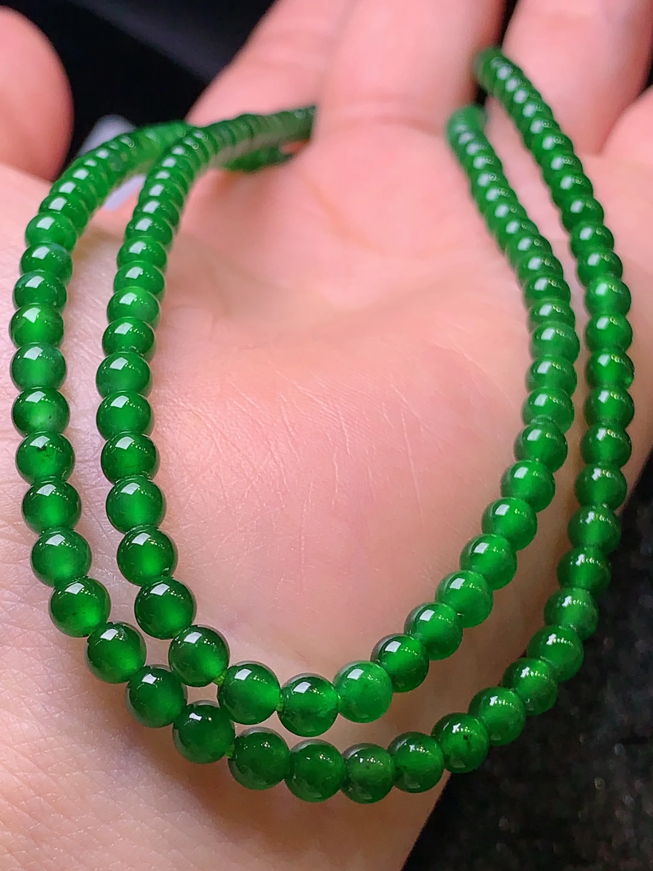 满绿圆珠项链 玉质细腻   色泽艳丽 圆润饱满 款式新颖时尚精美 取一尺寸4.2