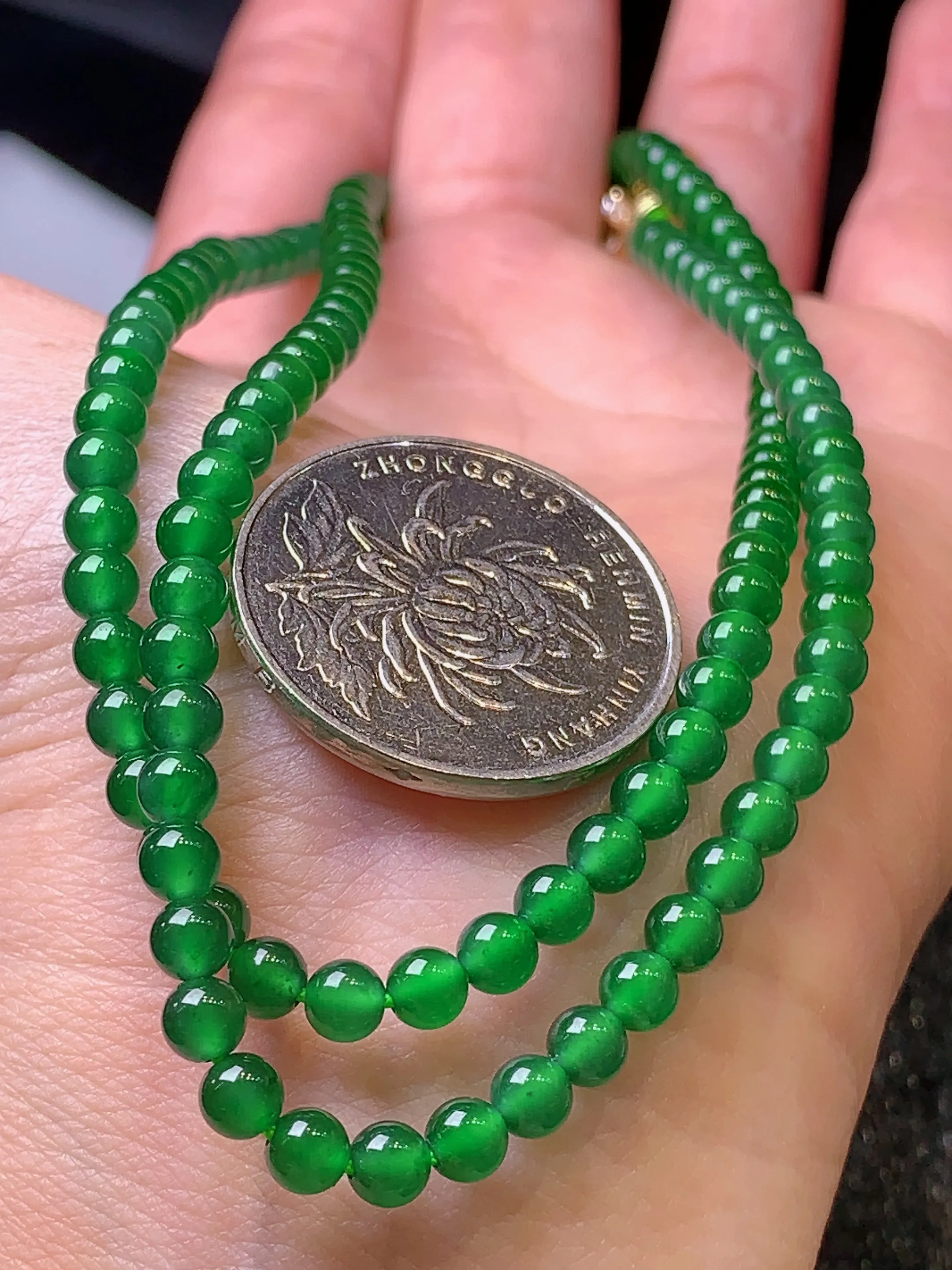 满绿圆珠项链 玉质细腻   色泽艳丽 圆润饱满 款式新颖时尚精美 取一尺寸4.1