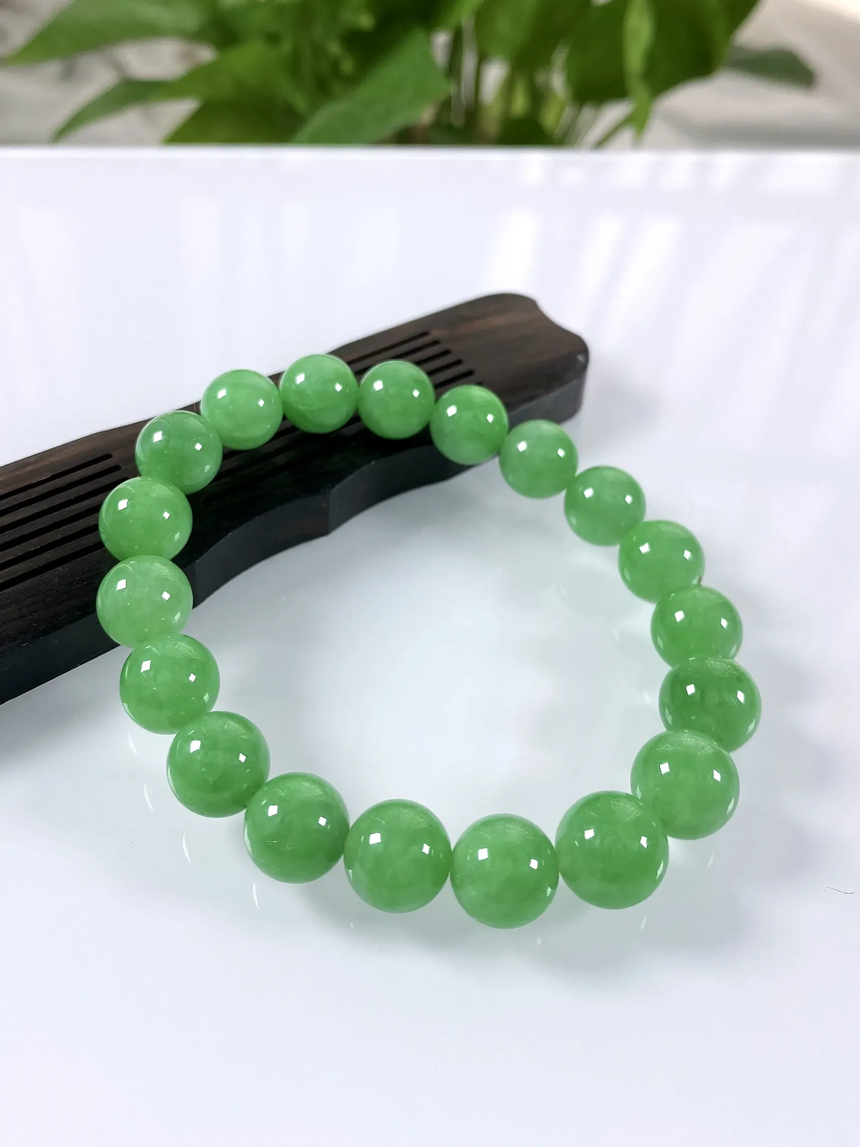 缅甸天然翡翠A货，卡10.2冰润满绿阳绿圆珠手串手链，尺寸：取大10.2mm取小9.6mm/19颗，重量：29.31g