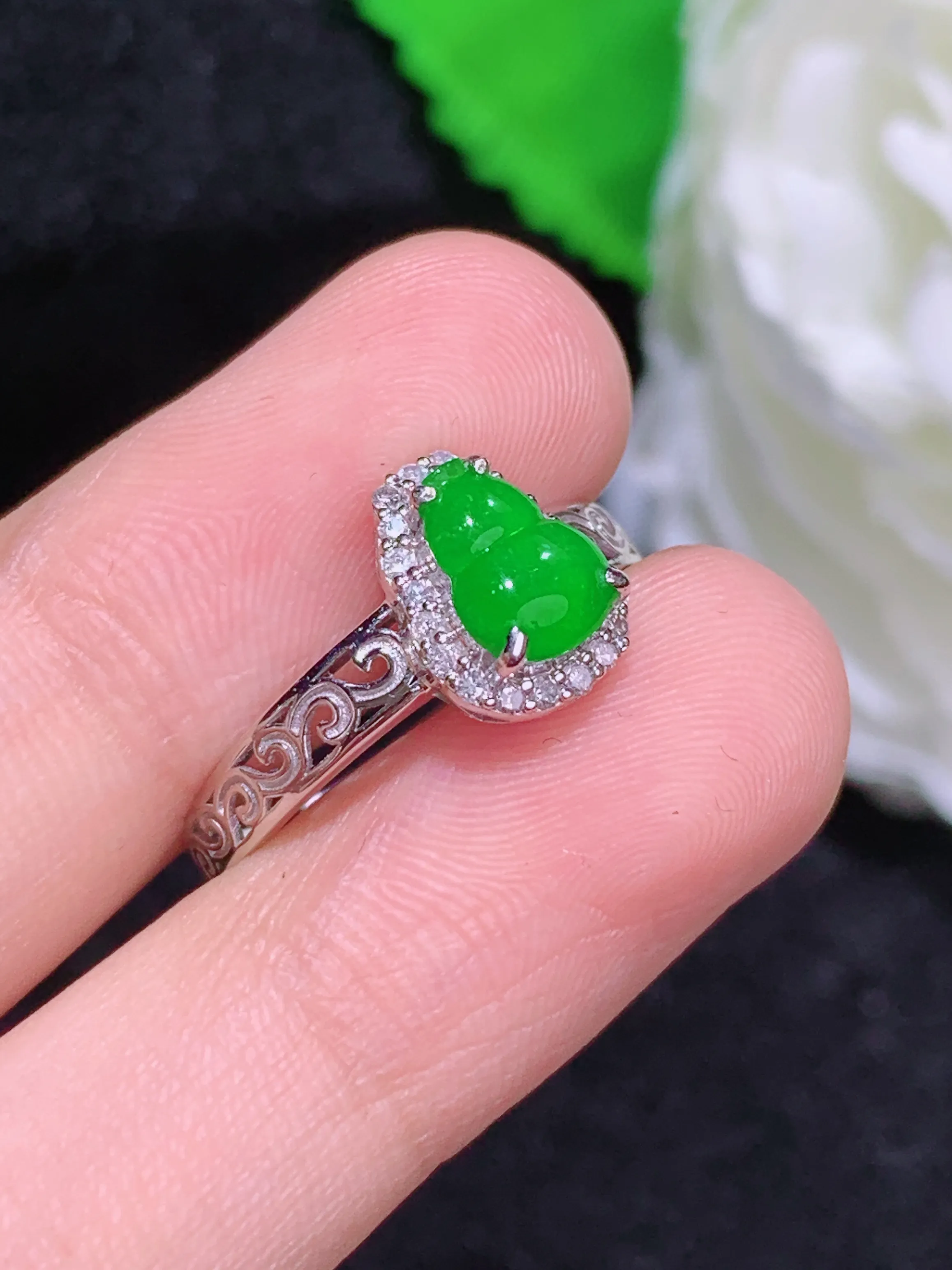 满绿葫芦戒指，18k金镶嵌，冰润细腻，佩戴效果出众，整体尺寸：9.8-7.8