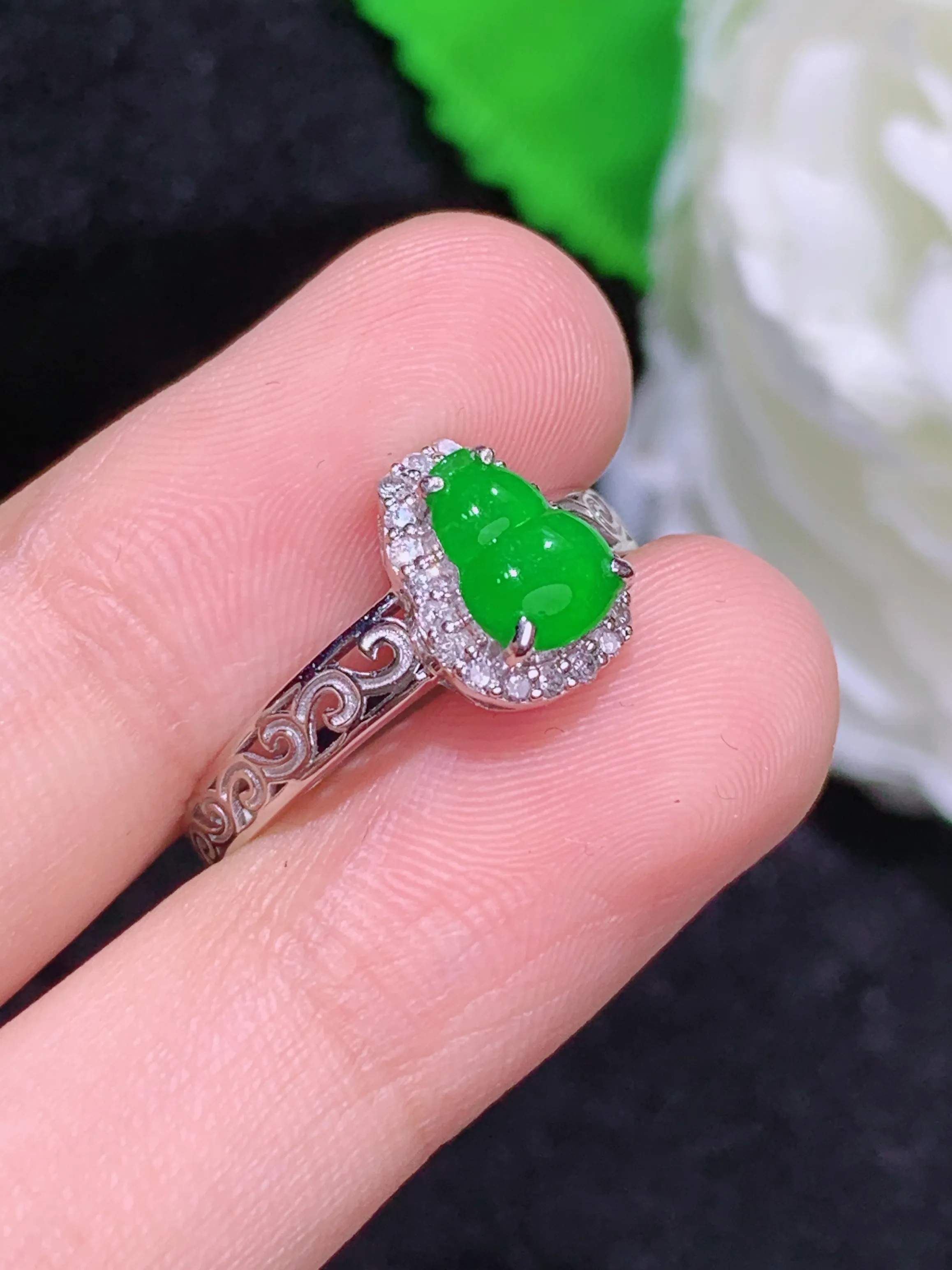 满绿葫芦戒指，18k金镶嵌，冰润细腻，佩戴效果出众，整体尺寸：9.8-7.8