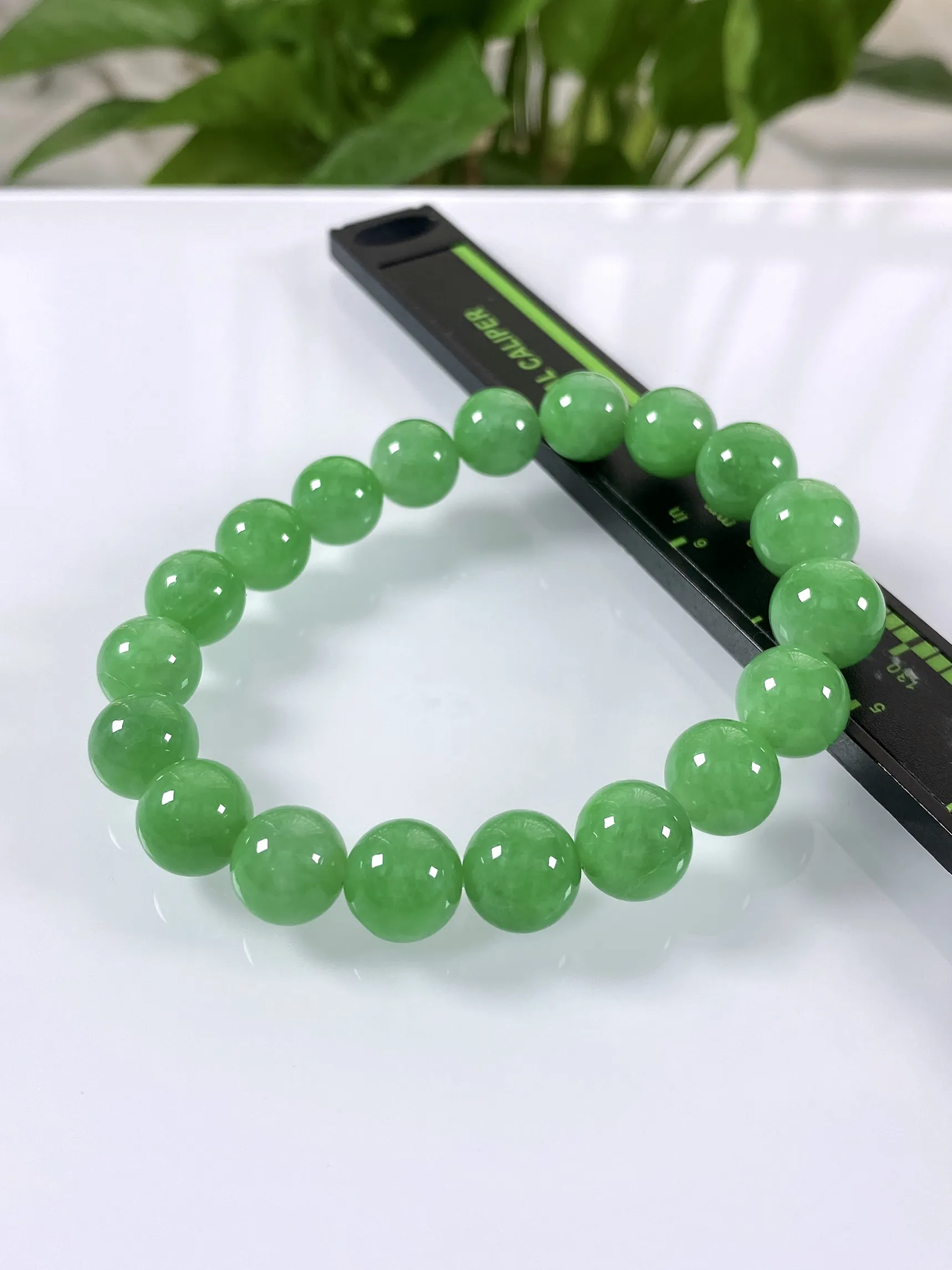 缅甸天然翡翠A货，卡10.2冰润满绿阳绿圆珠手串手链，尺寸：取大10.2mm取小9.6mm/19颗，重量：29.31g