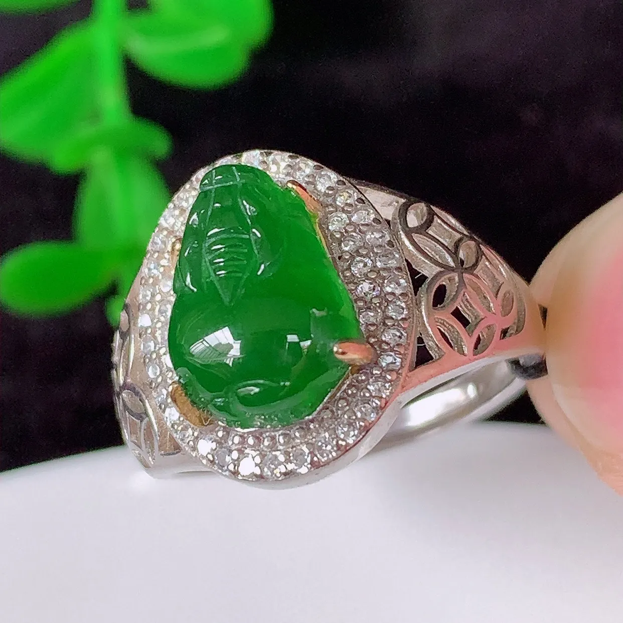 冰透满绿翡翠925银镶嵌貔貅戒指，自然光实拍，翠色灵动，颜色漂亮，种老水足，品相佳，佩戴佳品！#97