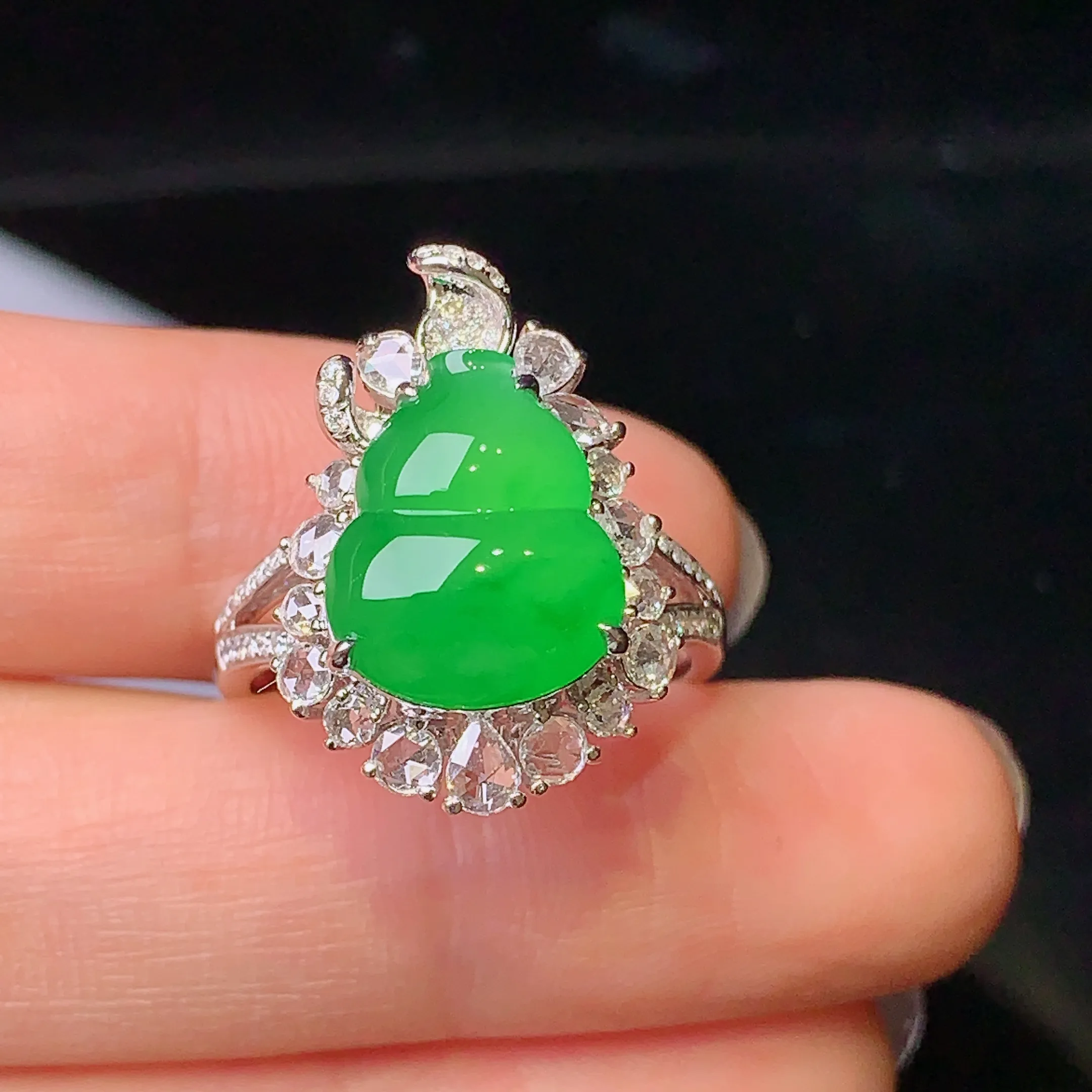 18k金钻镶嵌满绿葫芦戒指 玉质细腻 色泽艳丽 圈口14 整体尺寸20.4*14.5*10.1
