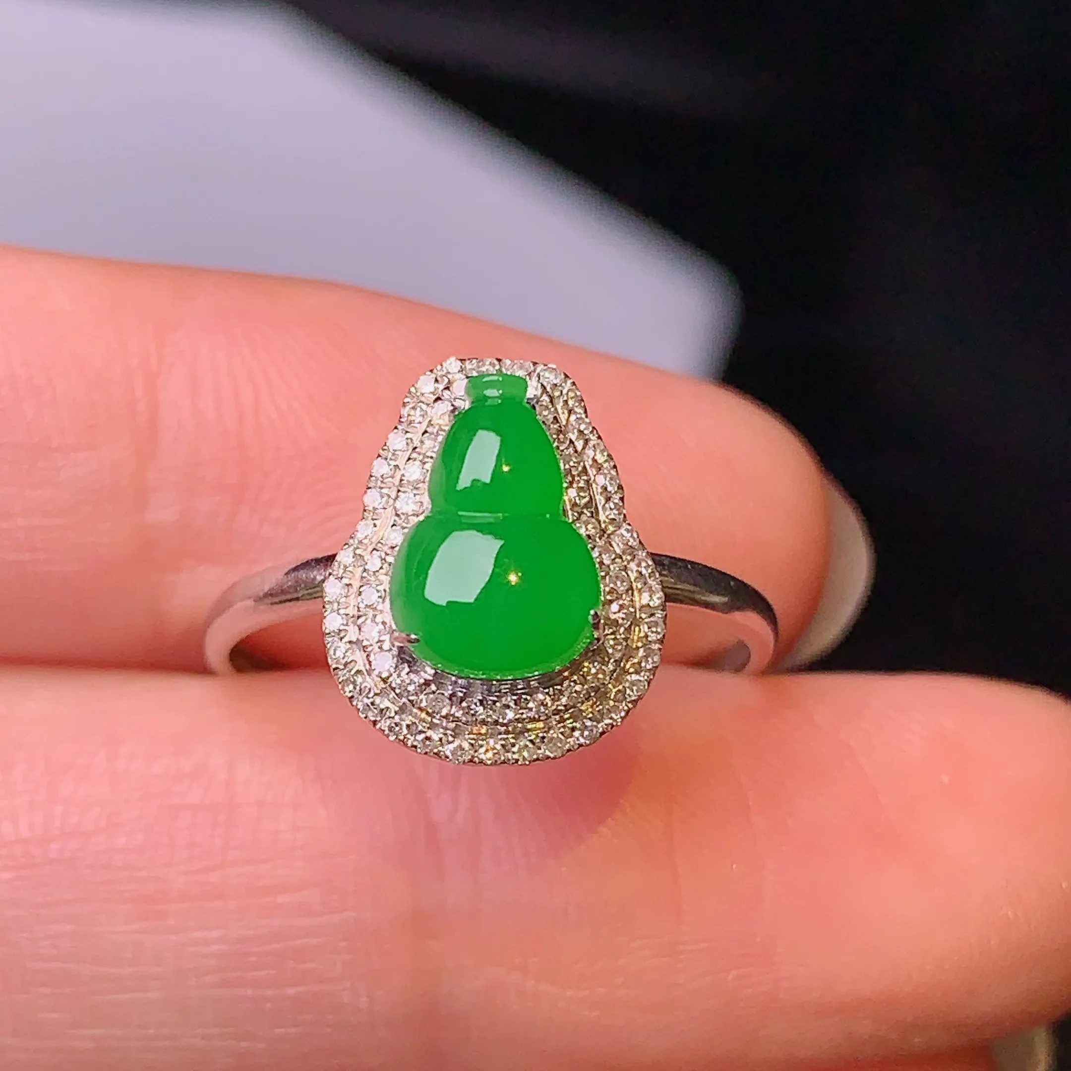 18k金钻镶嵌满绿葫芦戒指 玉质细腻 色泽艳丽 圈口14 整体尺寸12.5*10.1*7.2