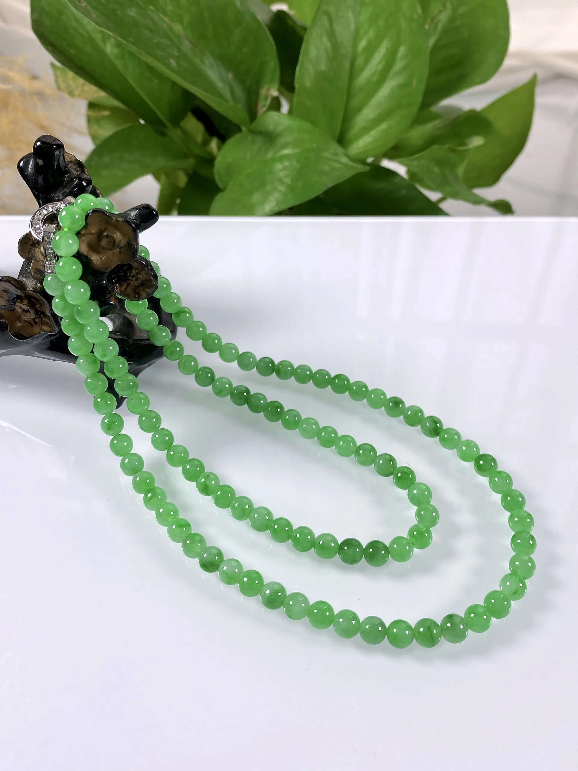 缅甸天然翡翠A货，卡5.6冰种起光起胶满绿阳绿圆珠项链手链，尺寸：5.6mm/108颗，长度590mm，重量：33.26g