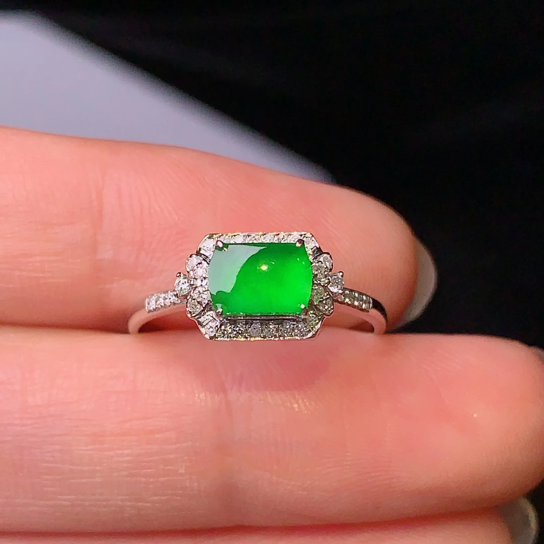 18k金钻镶嵌满绿无事牌戒指 玉质细腻 色泽艳丽 款式新颖时尚高贵大气 圈口13 整体尺寸7*10.