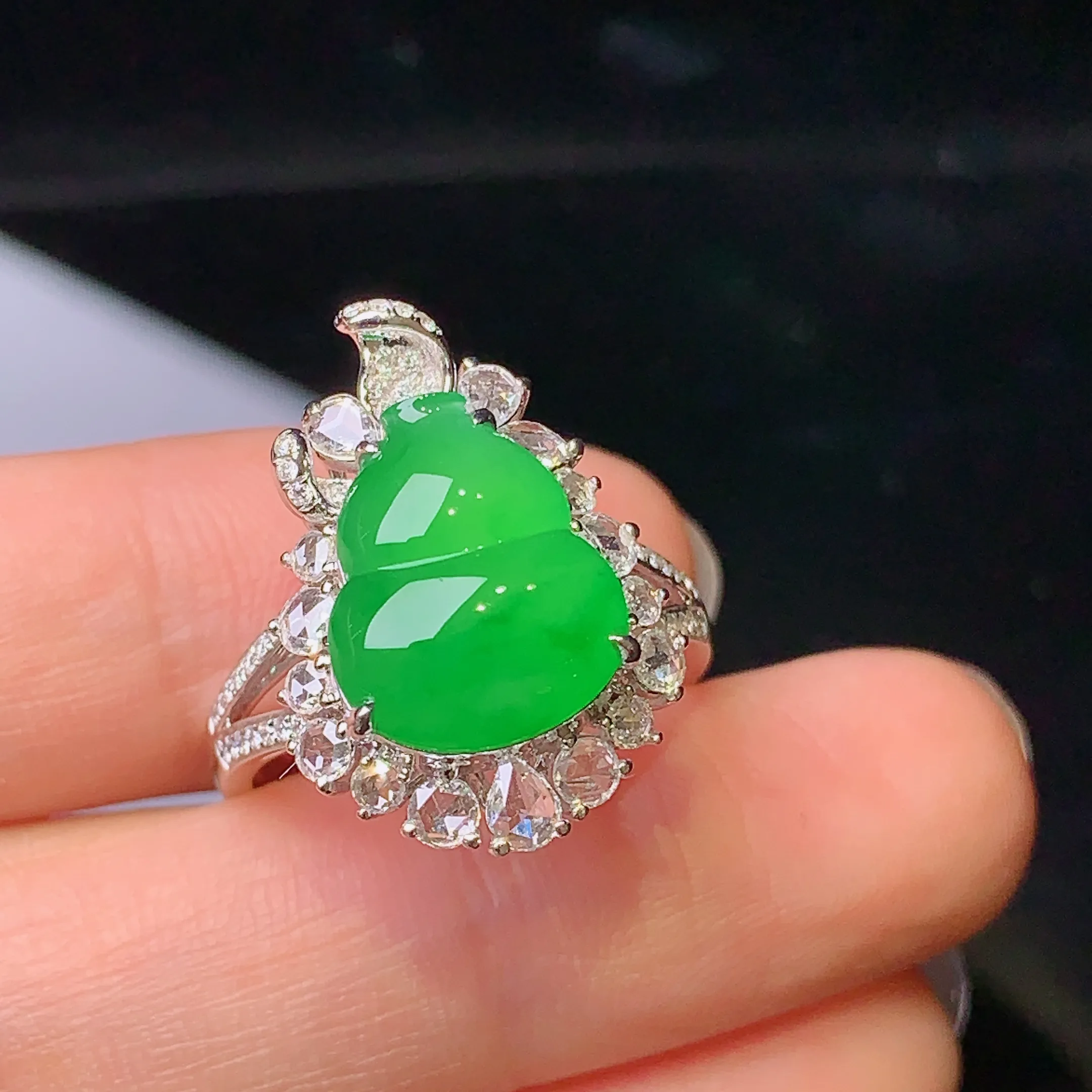 18k金钻镶嵌满绿葫芦戒指 玉质细腻 色泽艳丽 圈口14 整体尺寸20.4*14.5*10.1
