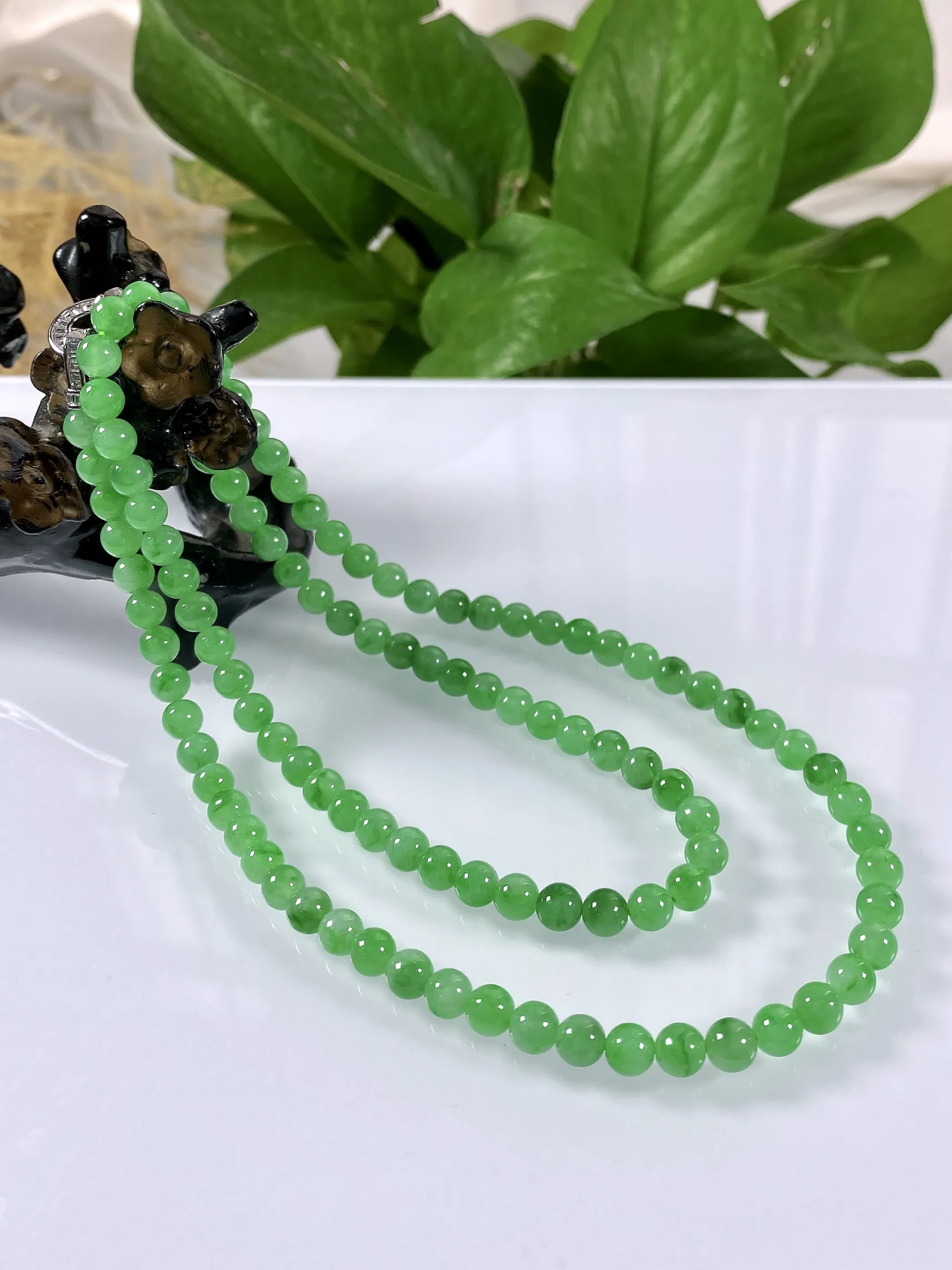 缅甸天然翡翠A货，卡5.6冰种起光起胶满绿阳绿圆珠项链手链，尺寸：5.6mm/108颗，长度590mm，重量：33.26g
