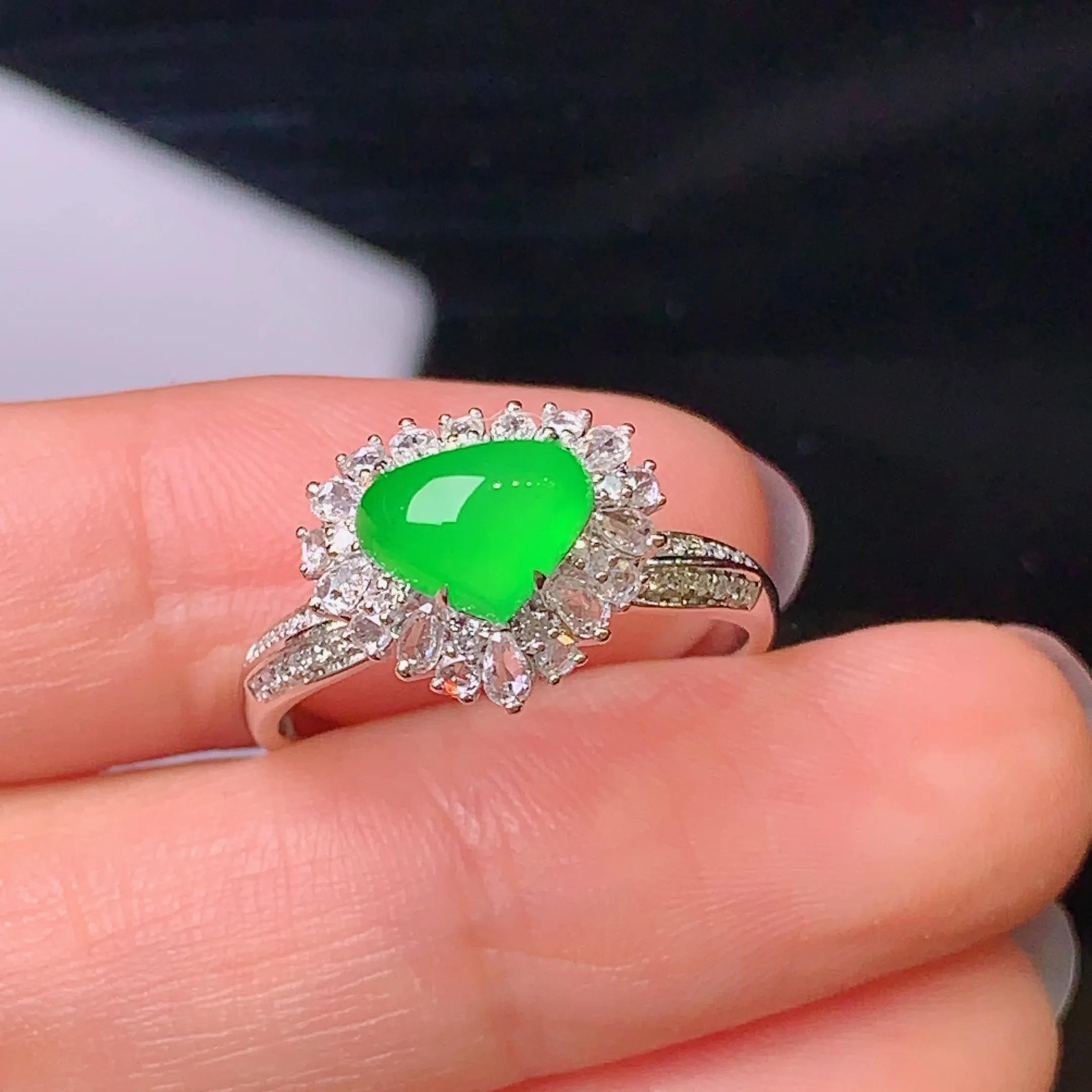 18k金钻镶嵌满绿心形戒指 玉质细腻 色泽清新艳丽 圈口14.5 整体尺寸10.8*12.3*9.8
