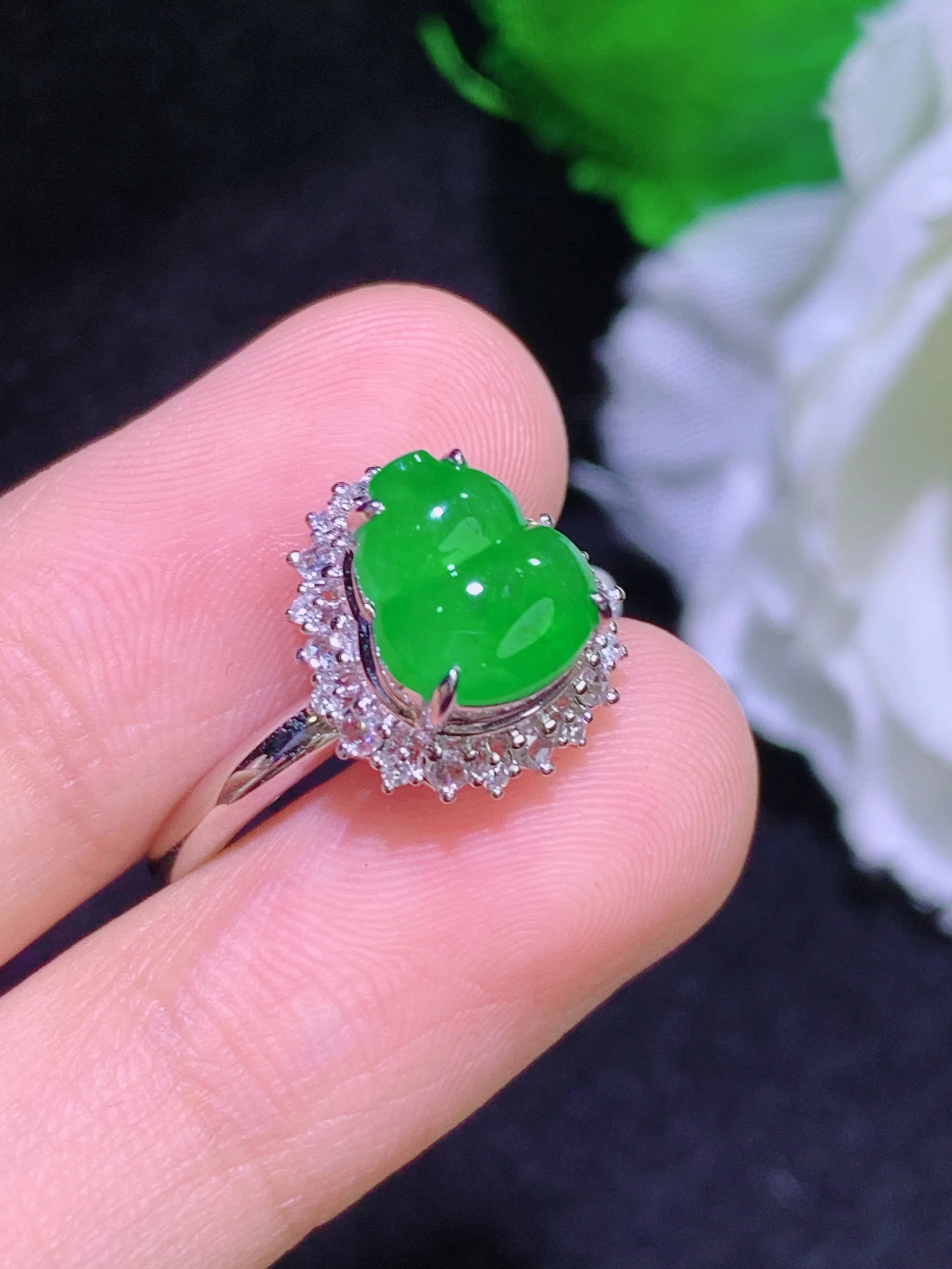满绿葫芦戒指，18k金镶嵌，冰润细腻，佩戴效果出众，整体尺寸：12-11.4