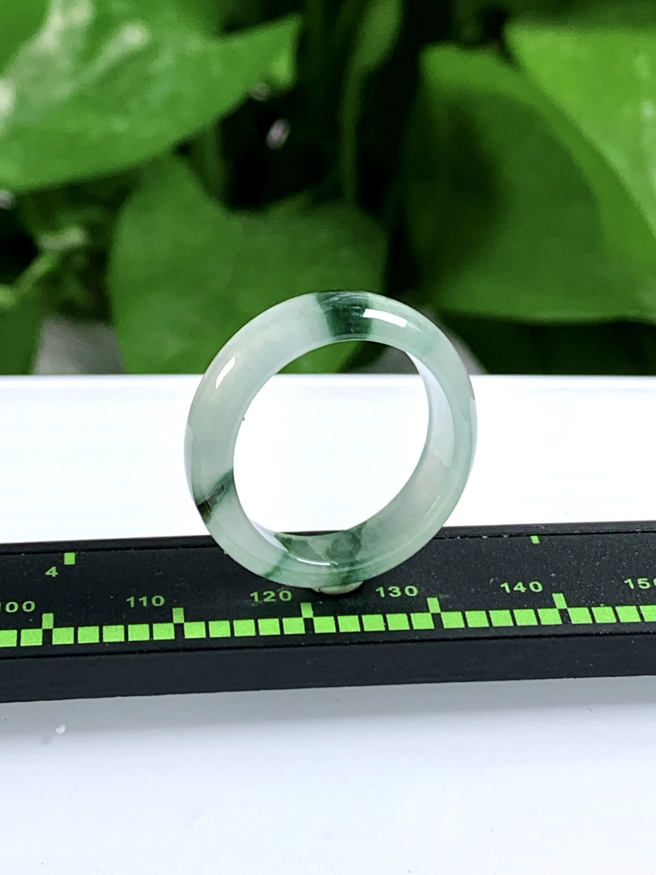 缅甸天然翡翠A货，冰种起光飘花指环戒指，尺寸：圈口内径18mm=17号，宽厚5.8/2.8mm，重量