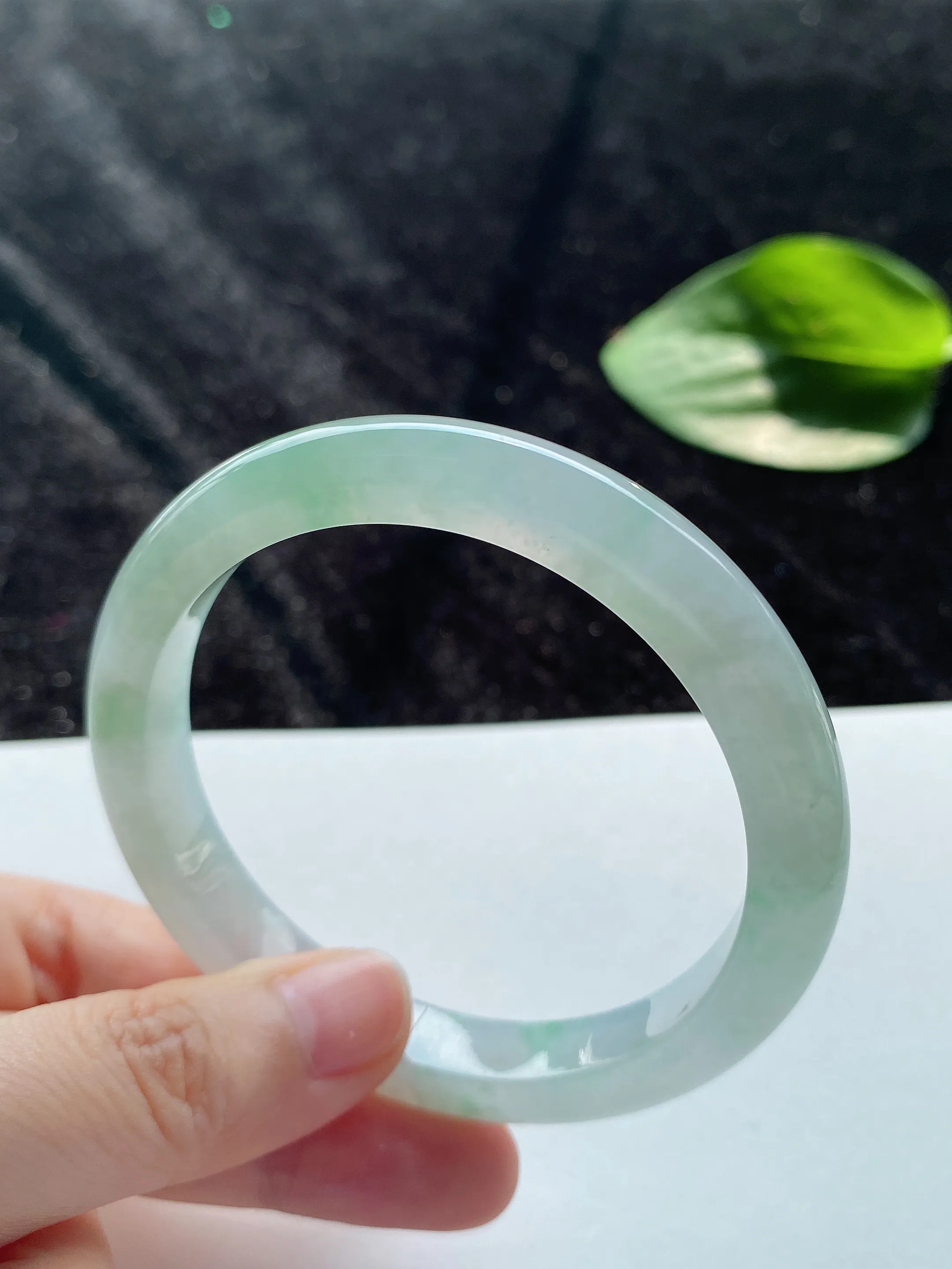 55圈口，翡翠冰糯种飘绿手镯