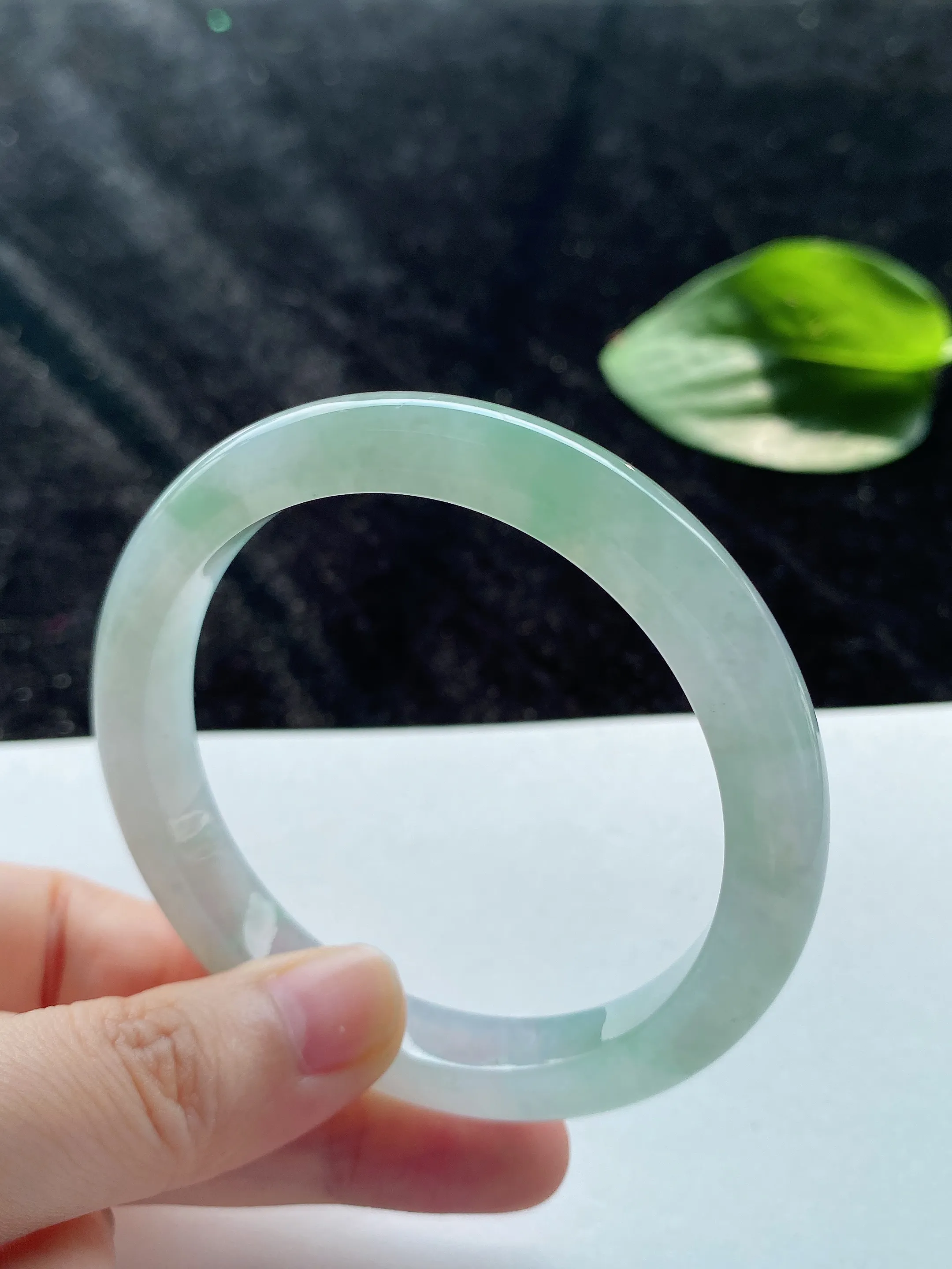 55圈口，翡翠冰糯种飘绿手镯