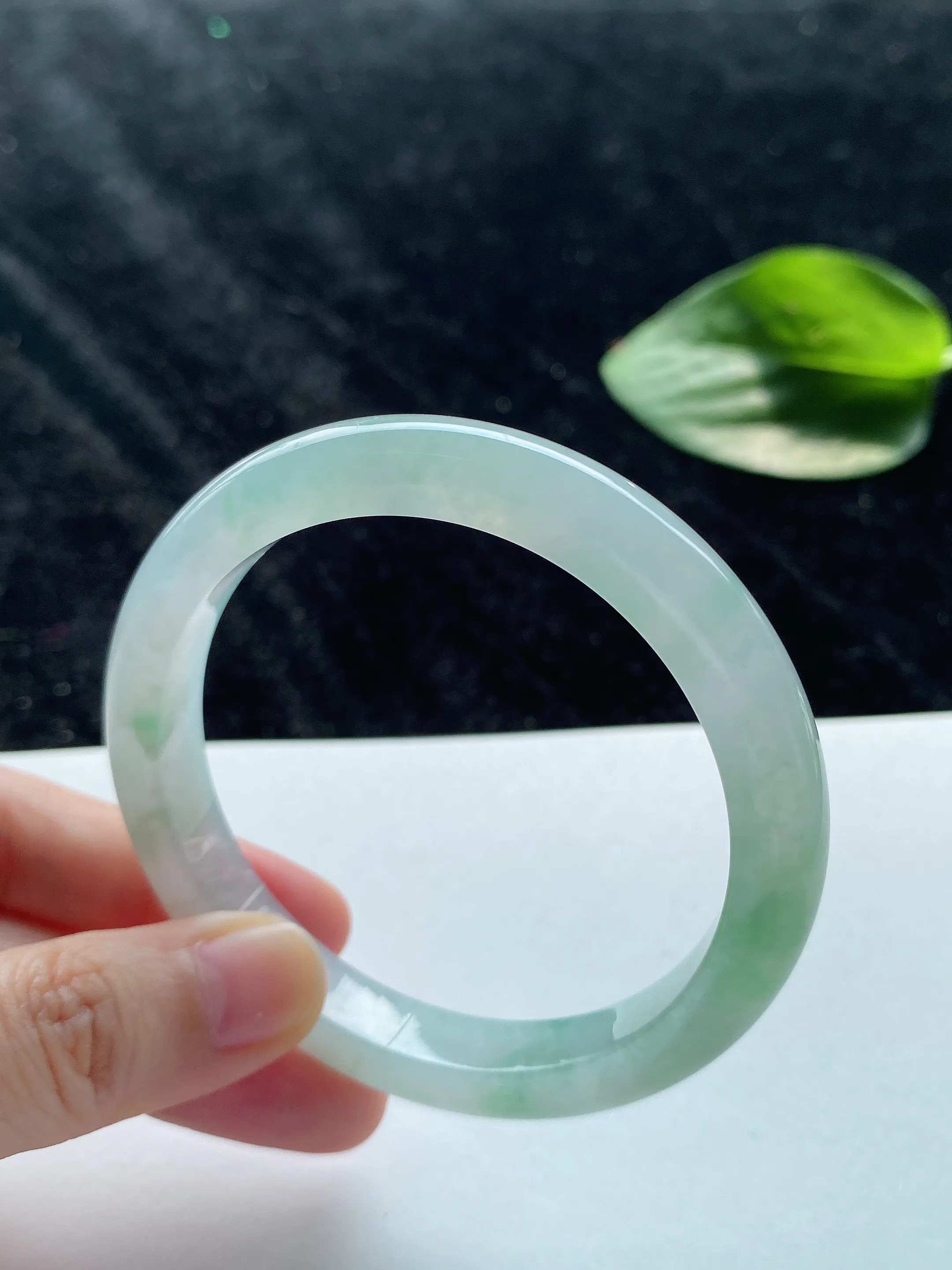 55圈口，翡翠冰糯种飘绿手镯