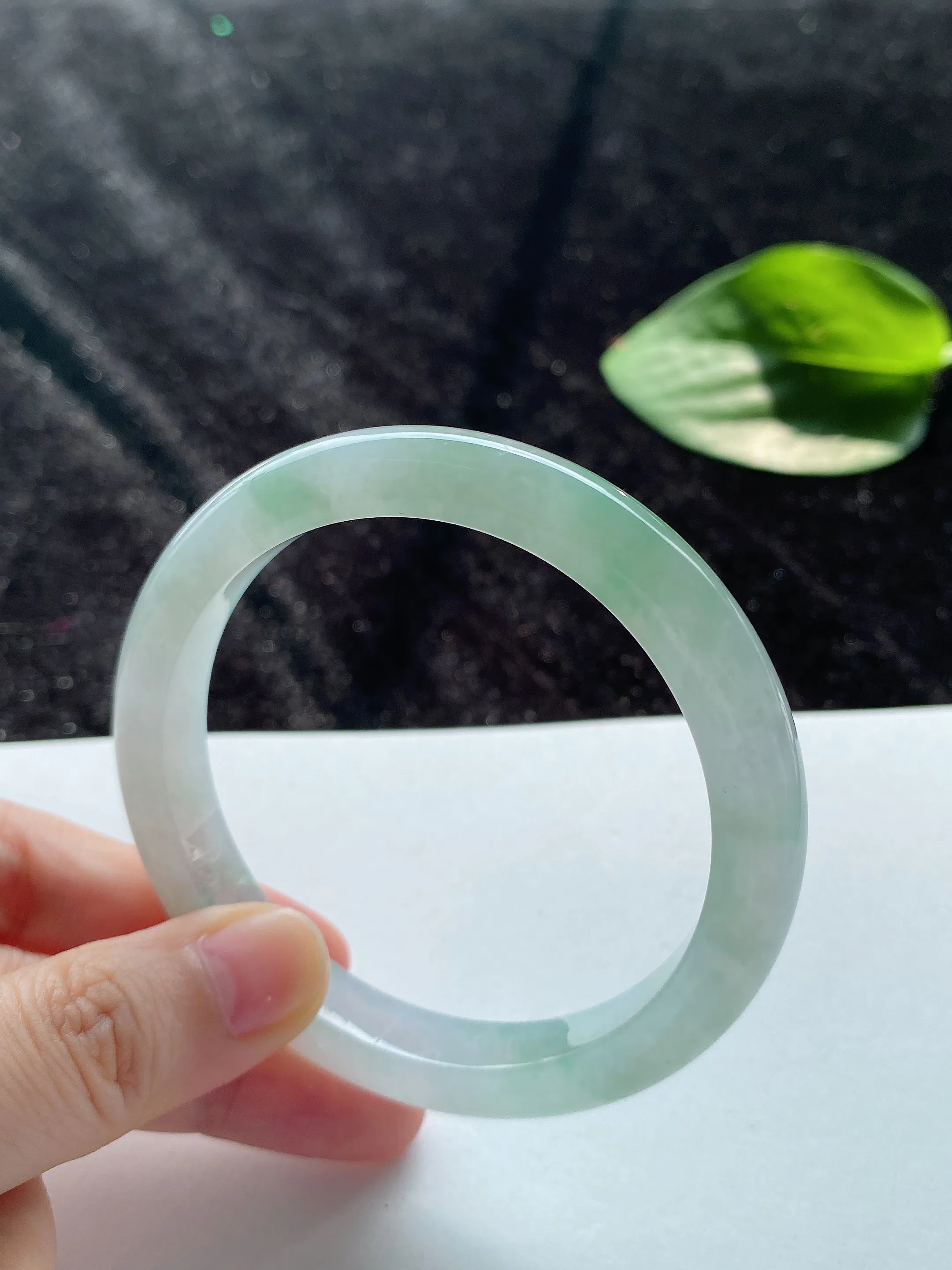 55圈口，翡翠冰糯种飘绿手镯