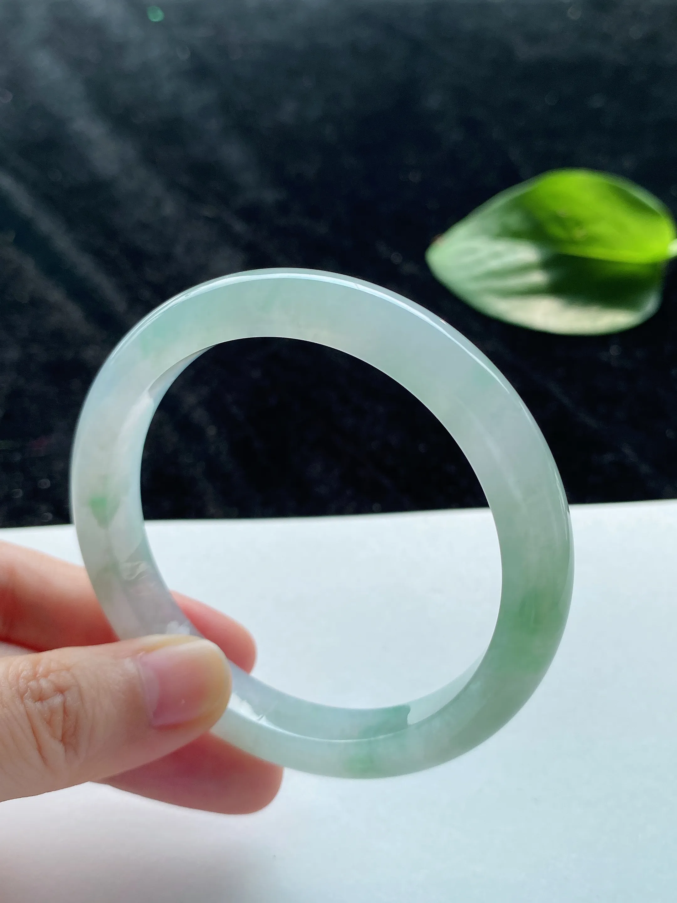 55圈口，翡翠冰糯种飘绿手镯