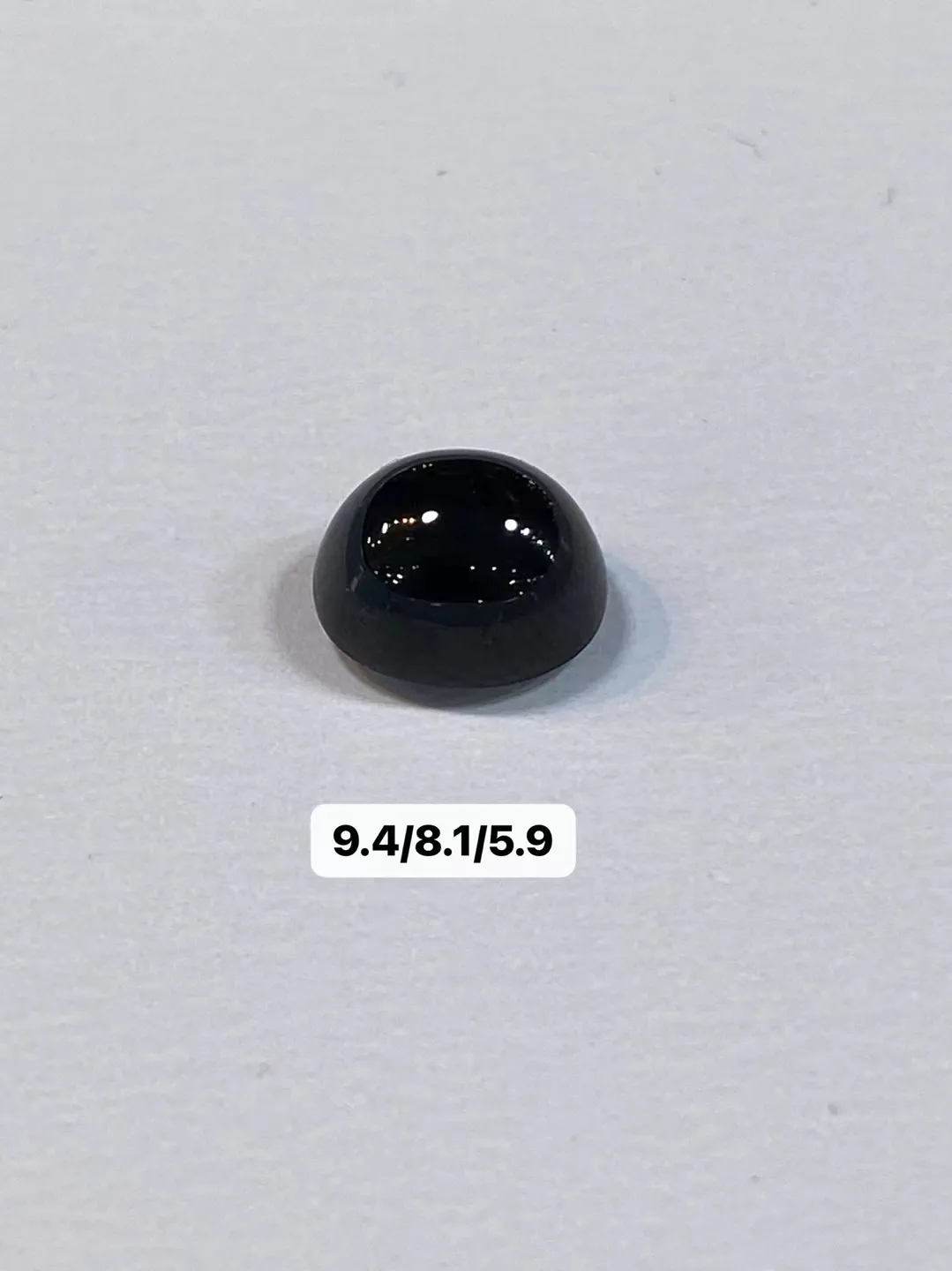 【墨翠蛋面】
尺寸9.4/8.1/5.9毫米黑度黑 灯打通透  品相饱满大气