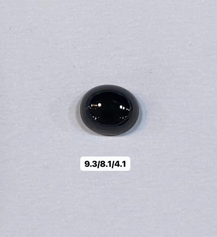 【墨翠蛋面】
黑度黑 灯打通透  品相饱满大气 尺寸9.3/8.1/4.1毫米