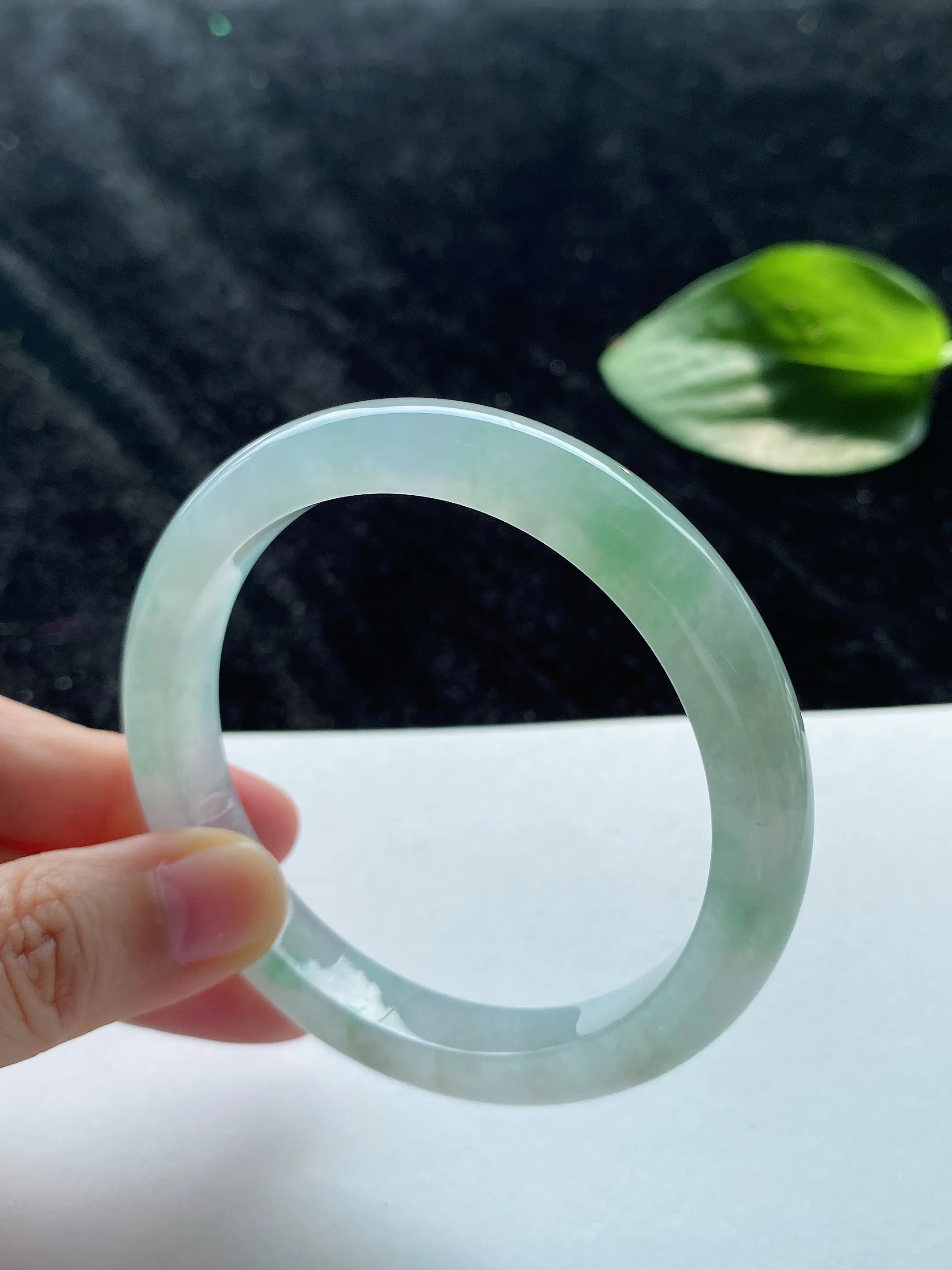 55圈口，翡翠冰糯种飘绿手镯