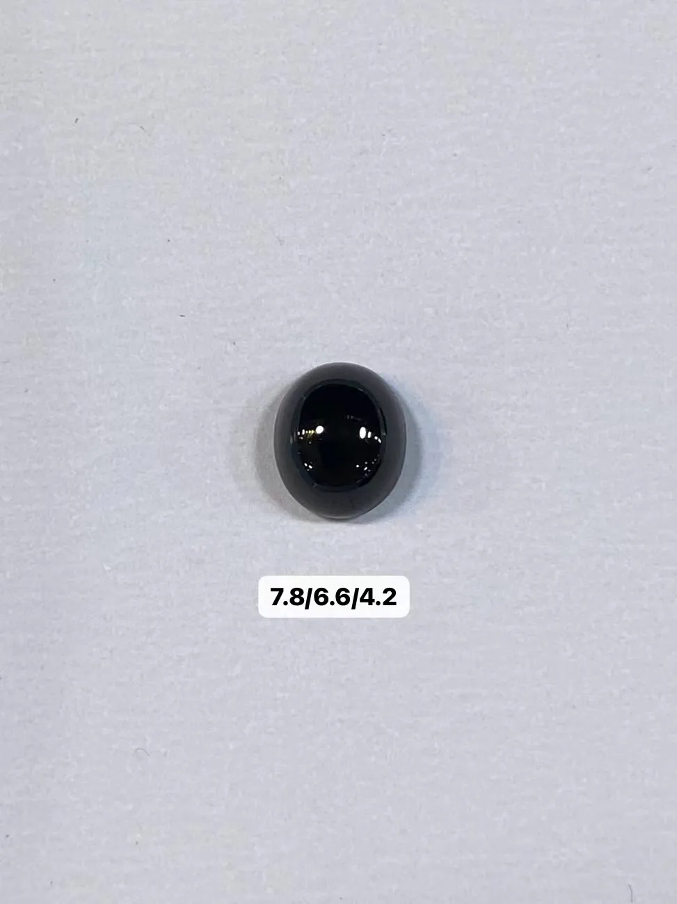 【墨翠蛋面】
黑度黑 灯打通透  品相饱满大气 尺寸7.8/6.6/4.2毫米