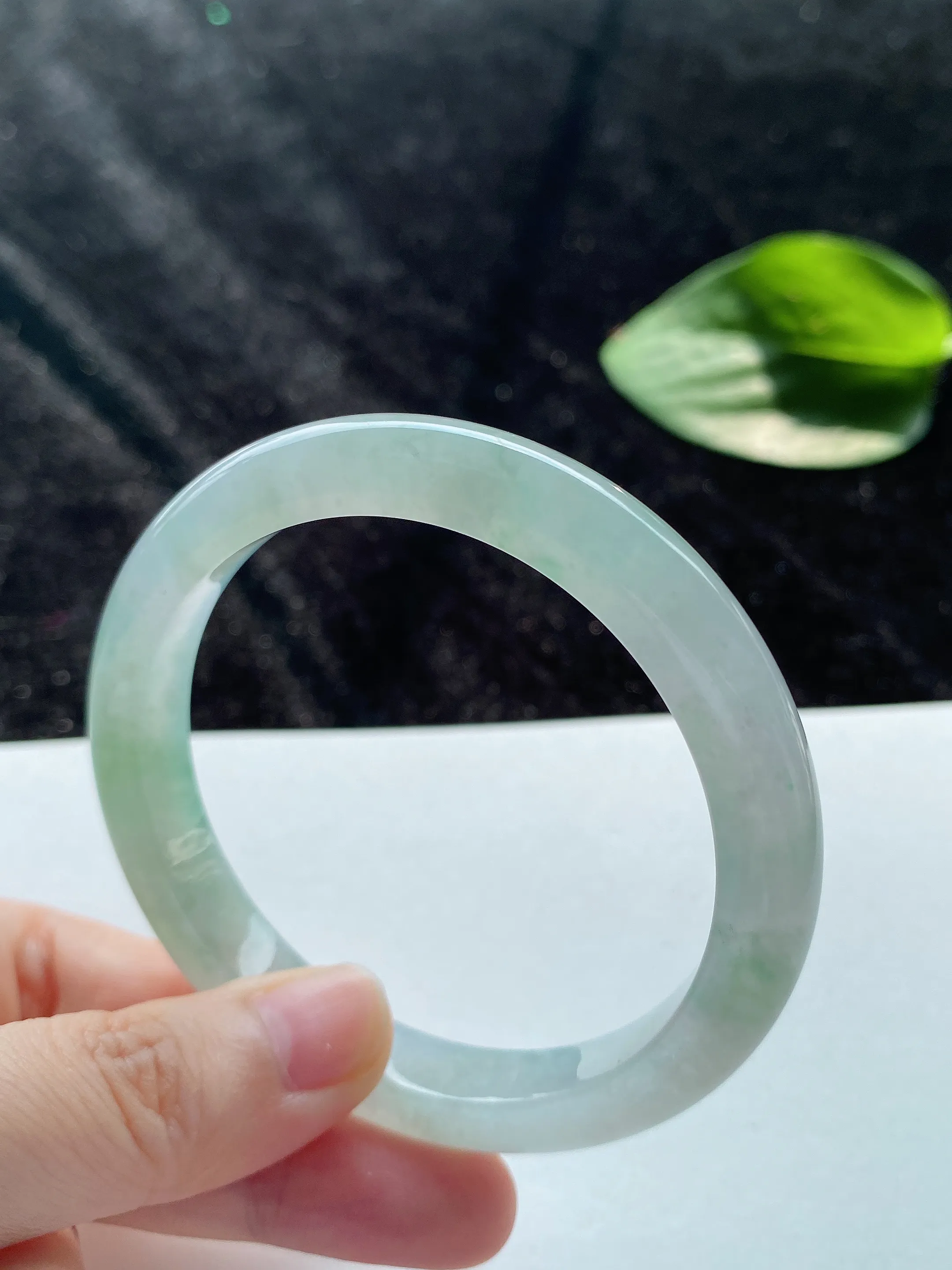 55圈口，翡翠冰糯种飘绿手镯