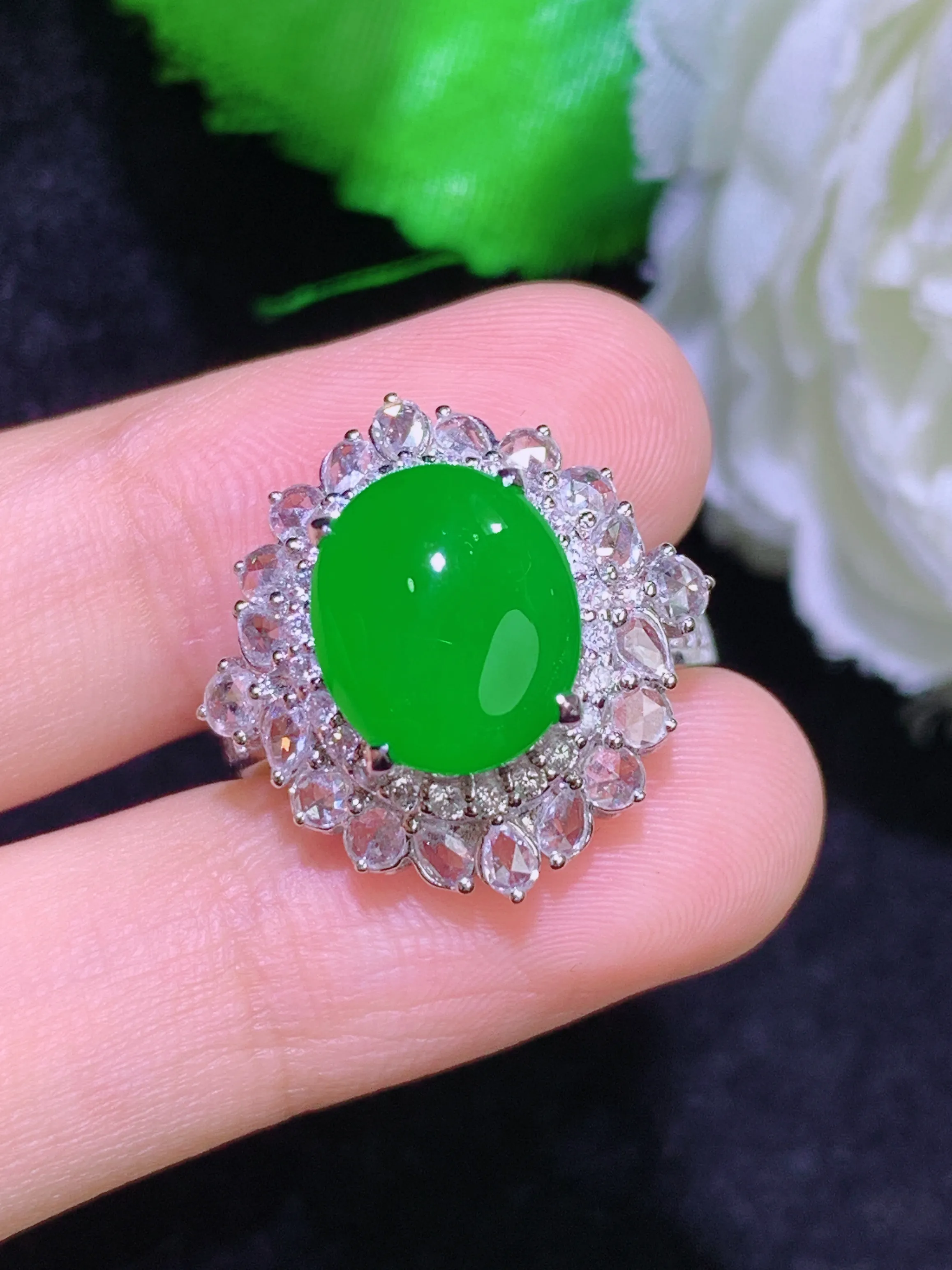 满绿蛋面戒指，18k金镶嵌，冰润细腻，佩戴效果出众，整体尺寸：19-19.1