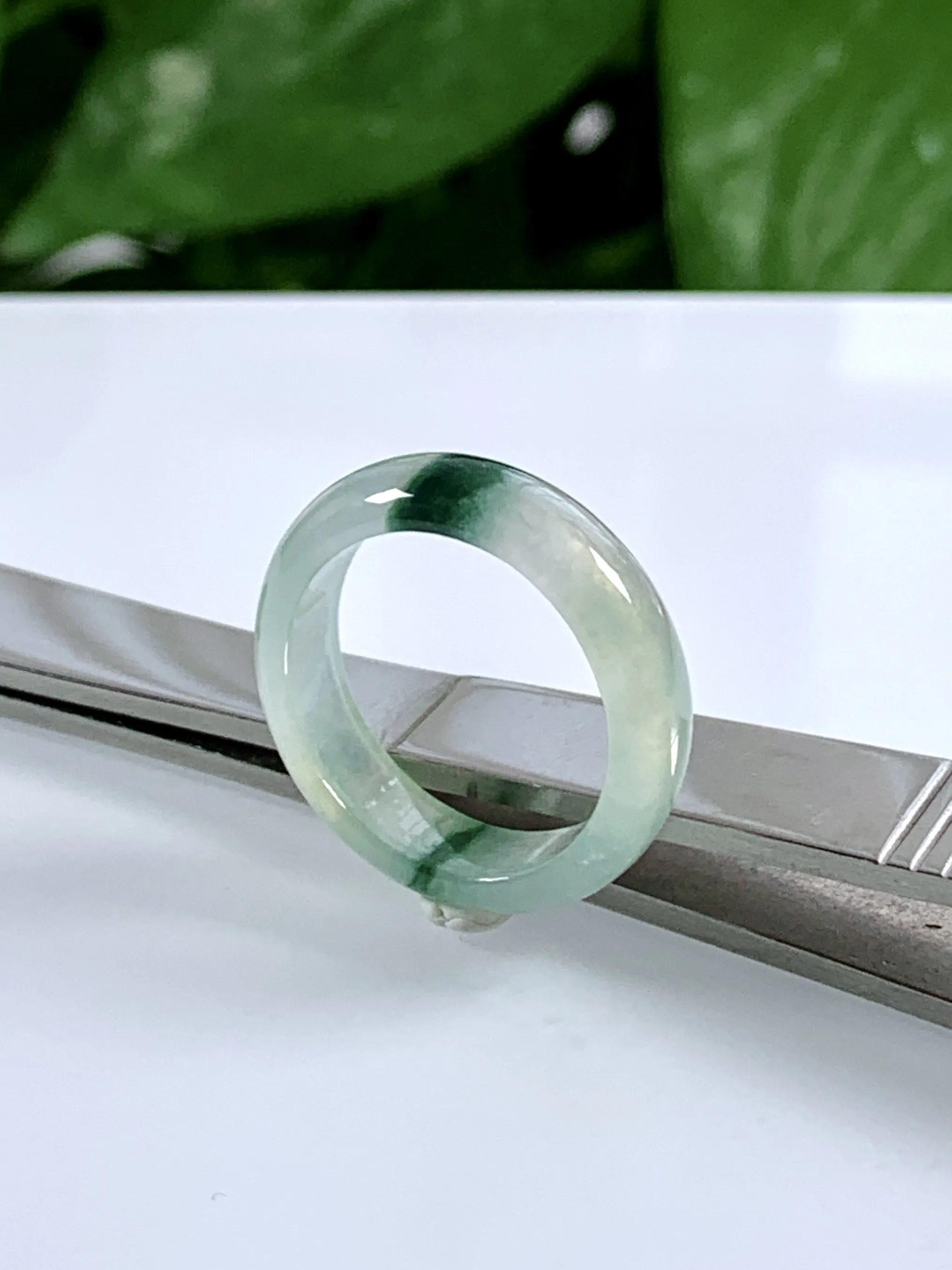 缅甸天然翡翠A货，冰种起光飘花指环戒指，尺寸：圈口内径18.3mm=18号，宽厚5.7/2.8mm，