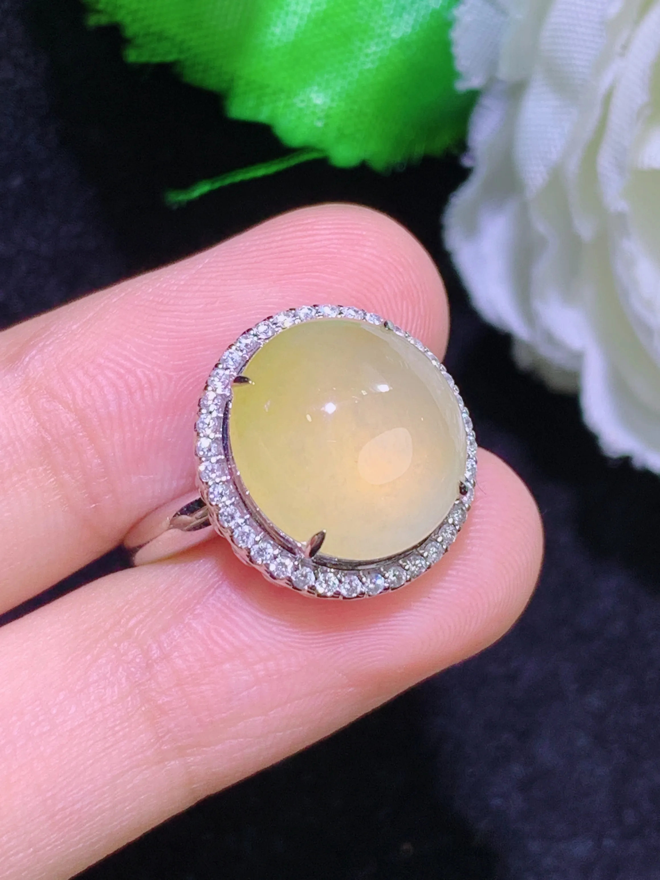 黄翡蛋面戒指，18k金镶嵌，冰润细腻，佩戴效果出众，整体尺寸：15.2-14.3