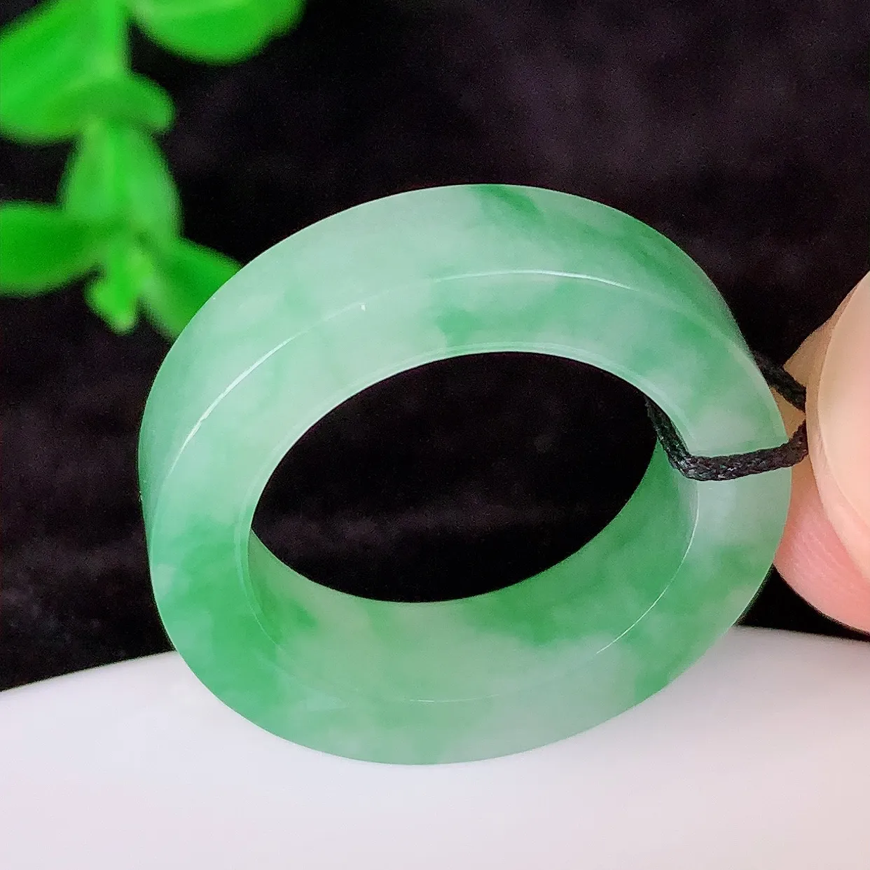 自然光实拍，17.3mm内径冰飘绿翡翠指环，玉戒指，玉质莹润，好精美好冰润的指环，上手纤巧！#89.
