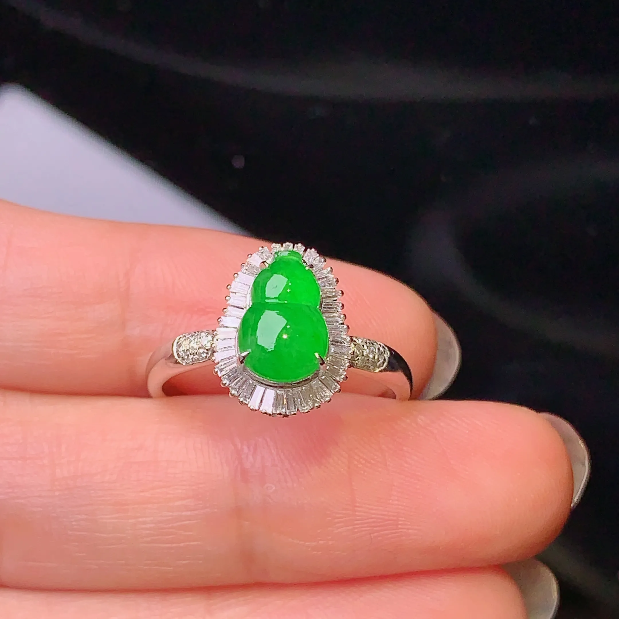18k金钻镶嵌满绿葫芦戒指 玉质细腻 色泽艳丽 款式新颖时尚唯美 圈口14 整体尺寸12.3*9.6