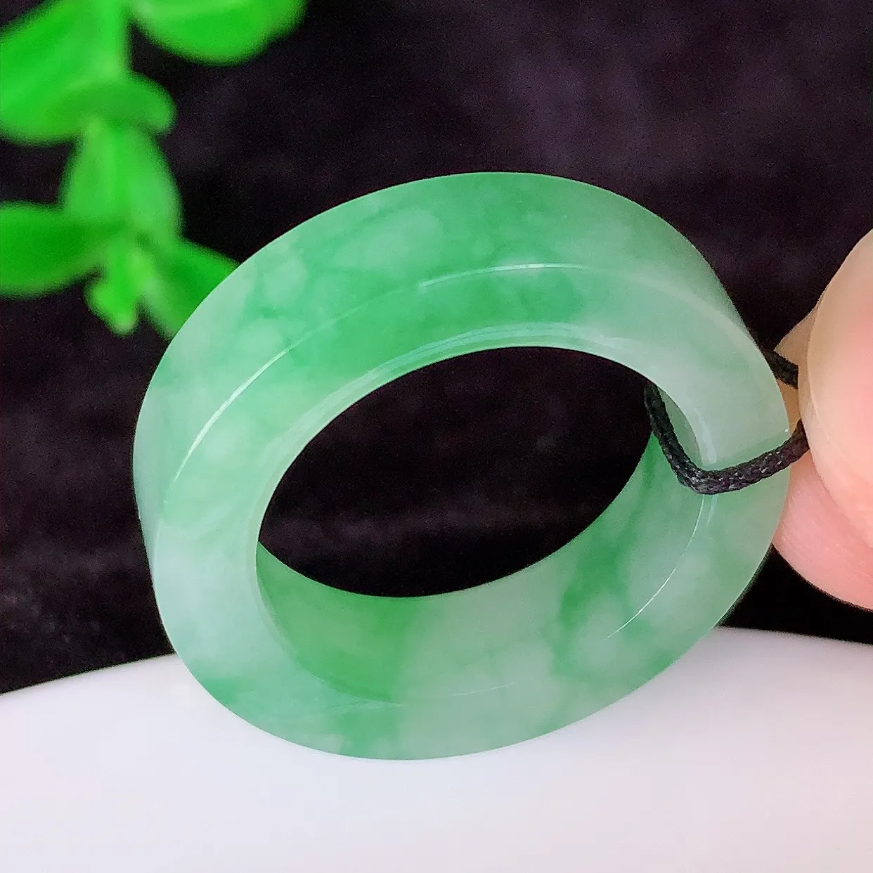 自然光实拍，17.3mm内径冰飘绿翡翠指环，玉戒指，玉质莹润，好精美好冰润的指环，上手纤巧！#89.