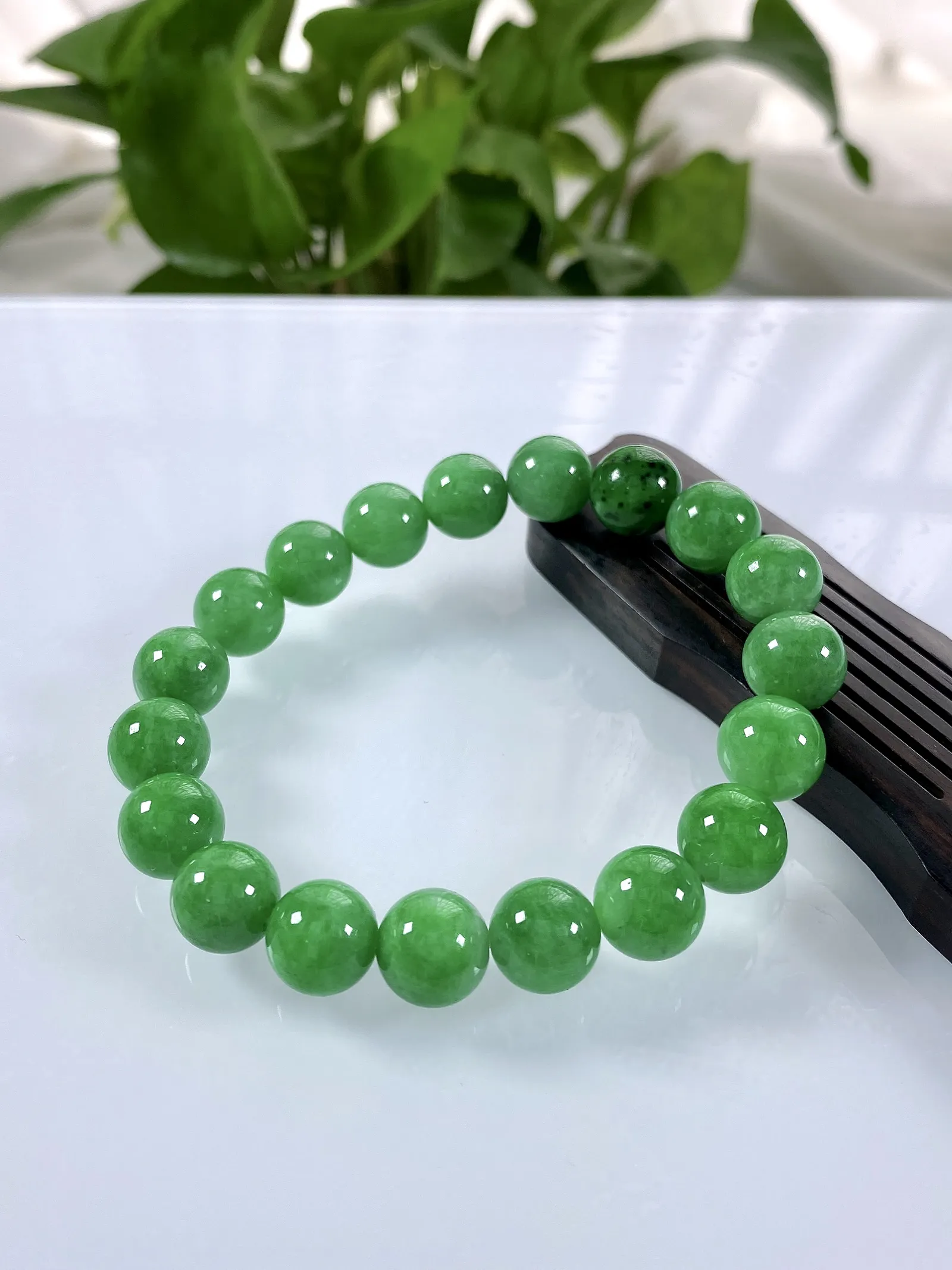 缅甸天然翡翠A货，卡9.6冰润满绿浓阳绿圆珠手串手链，尺寸：9.6mm/19颗，重量：29.00g