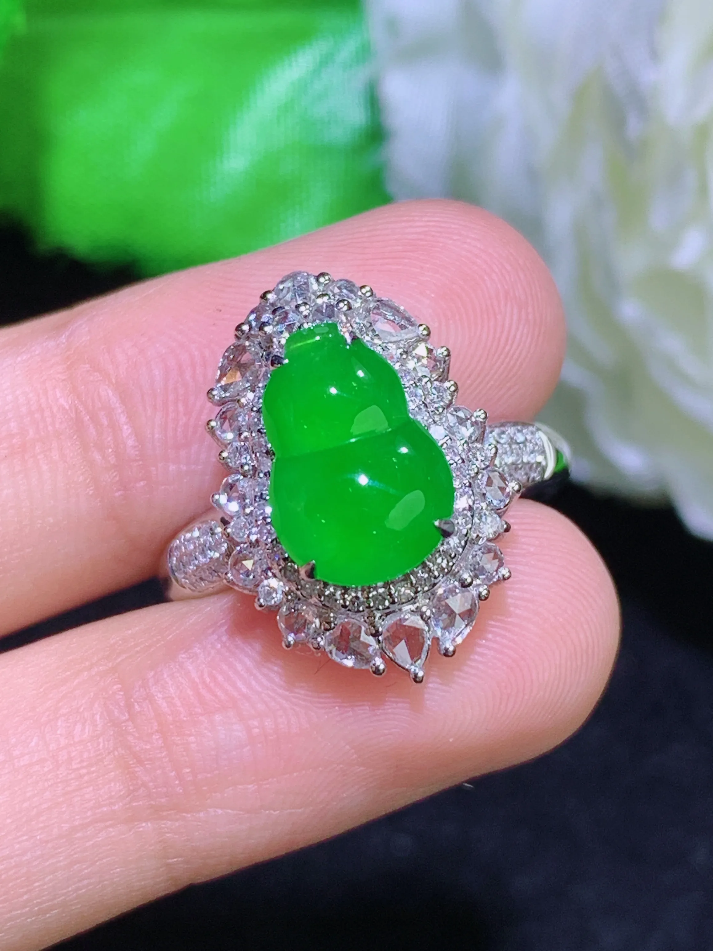 满绿葫芦戒指，18k金镶嵌，冰润细腻，佩戴效果出众，整体尺寸：18.3-23.3