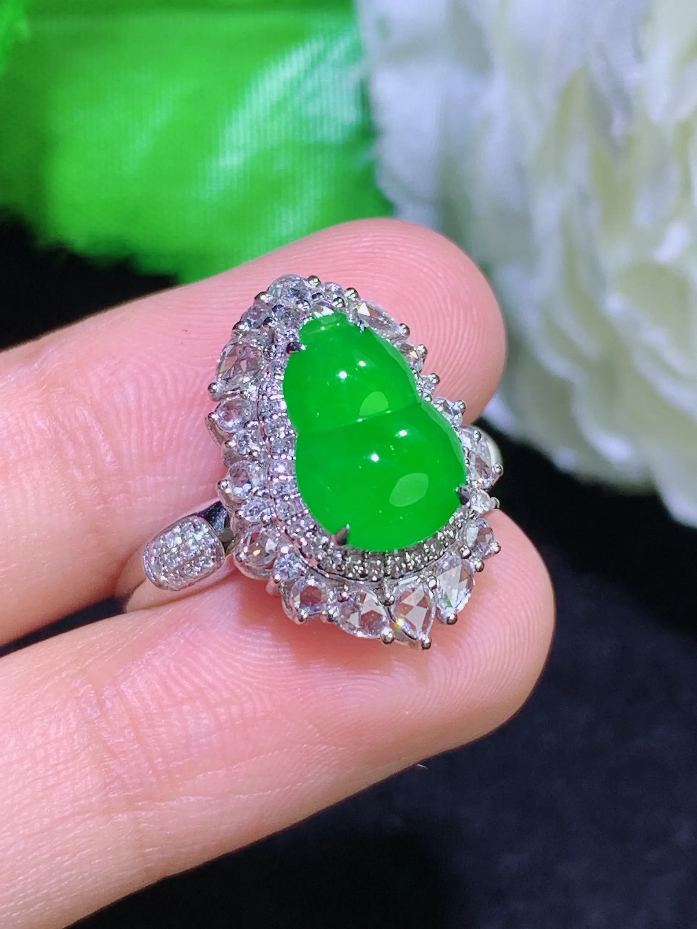 满绿葫芦戒指，18k金镶嵌，冰润细腻，佩戴效果出众，整体尺寸：18.3-23.3