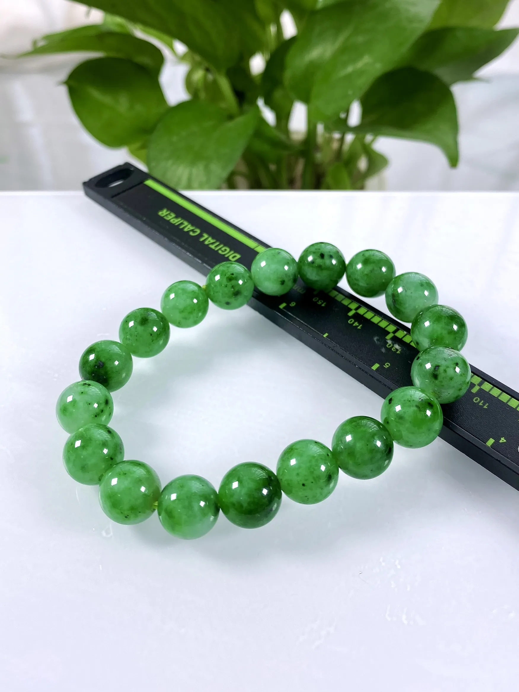 缅甸天然翡翠A货，卡10.8冰种起胶满绿辣阳绿圆珠手串手链，尺寸：10.8mm/18颗，重量：36.